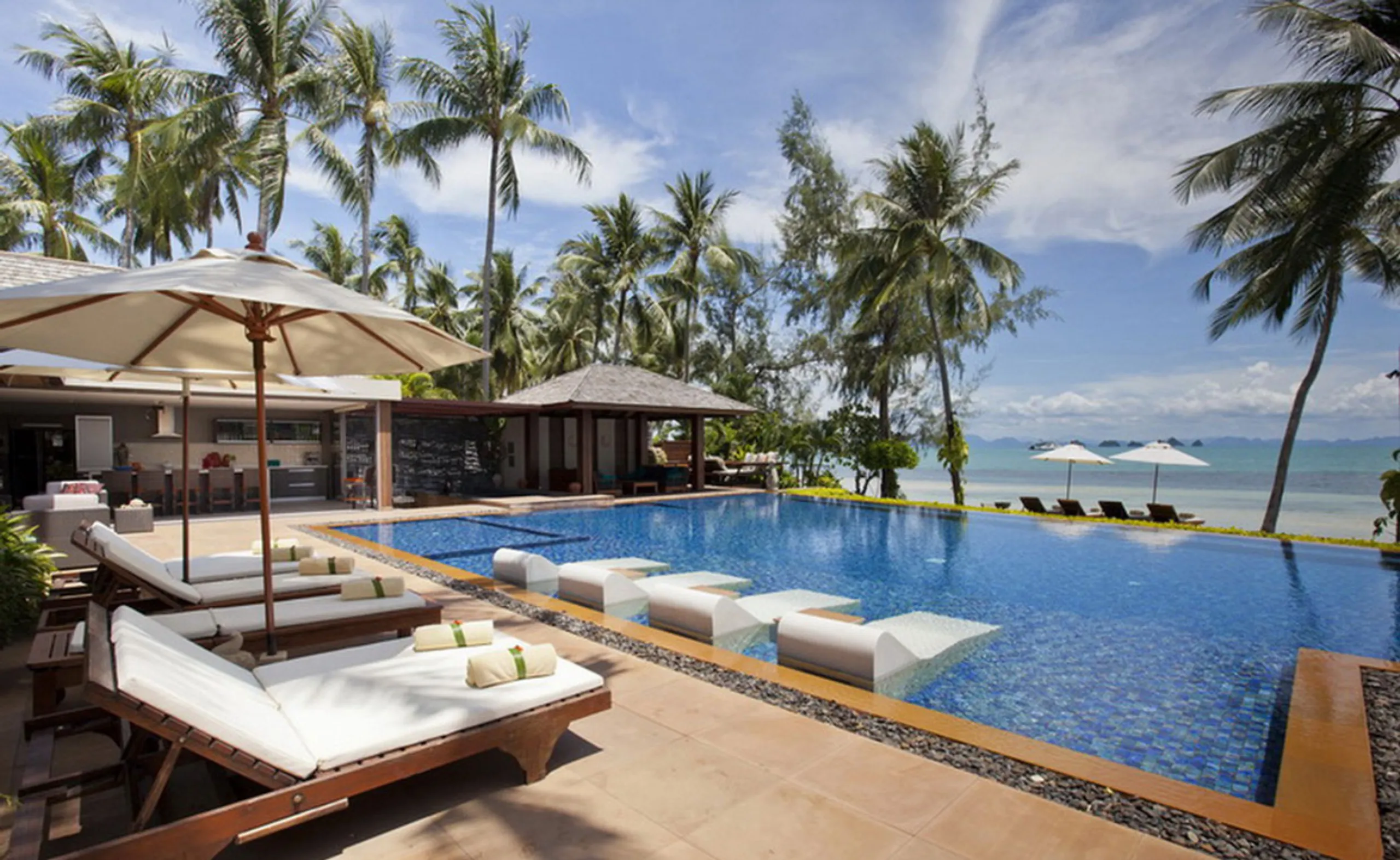 Exquisite Beachfront Villa with 22-Meter Infinity Pool, Sunset Views, and Kids Zone — photograph 2