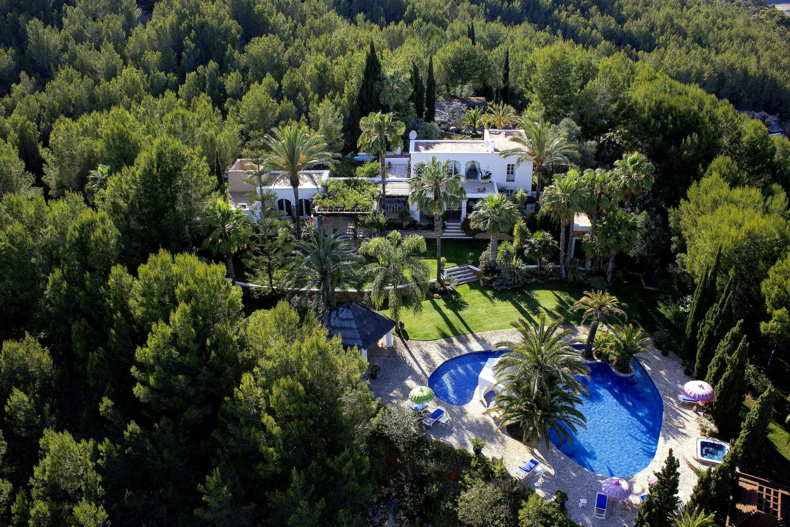 Regal Ibiza Resort-Style Estate with Private Pool and Luscious Garden Grounds — photograph 4