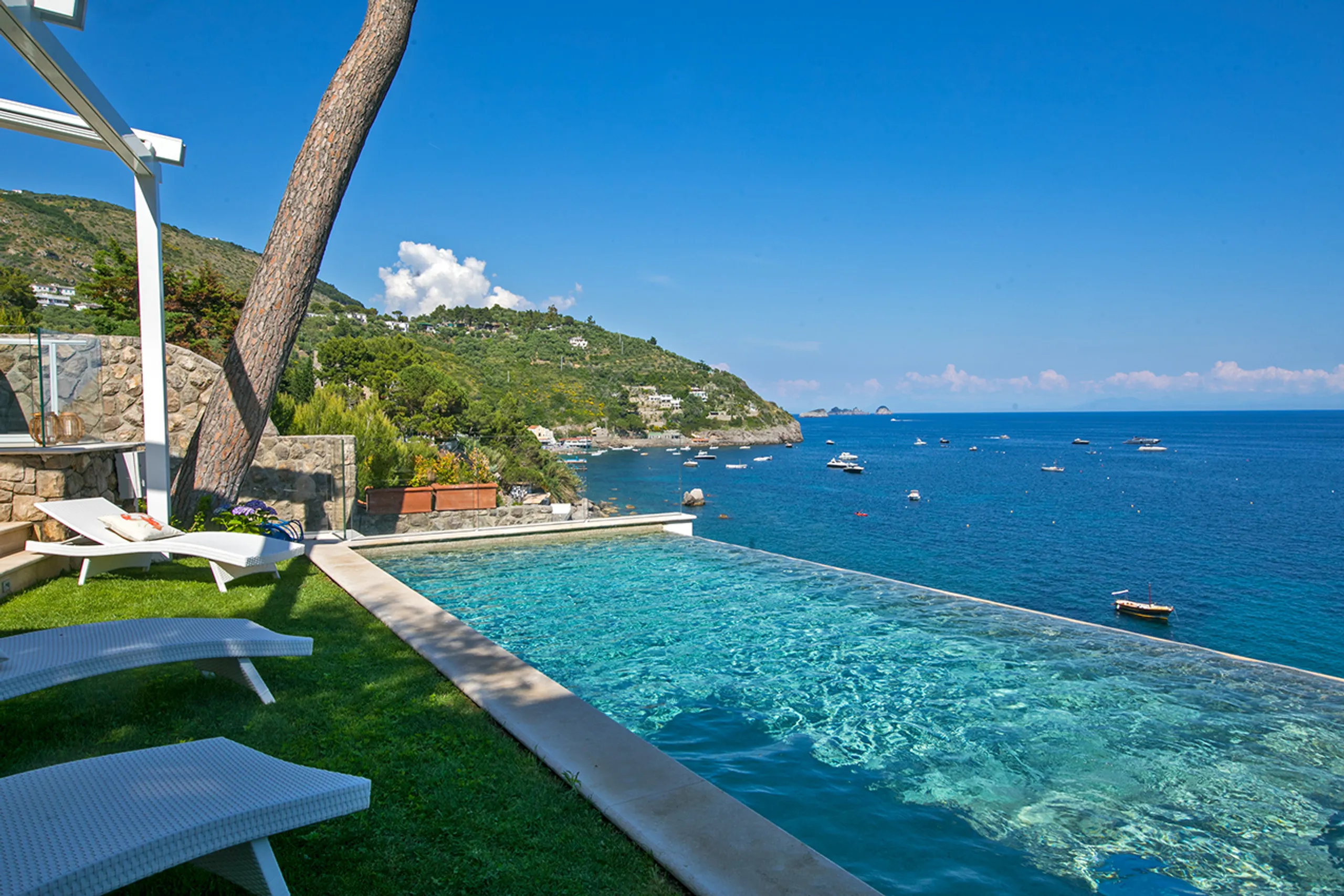 Majestic Seafront Sanctuary with Infinity Pool and Private Beach Access — photograph 6