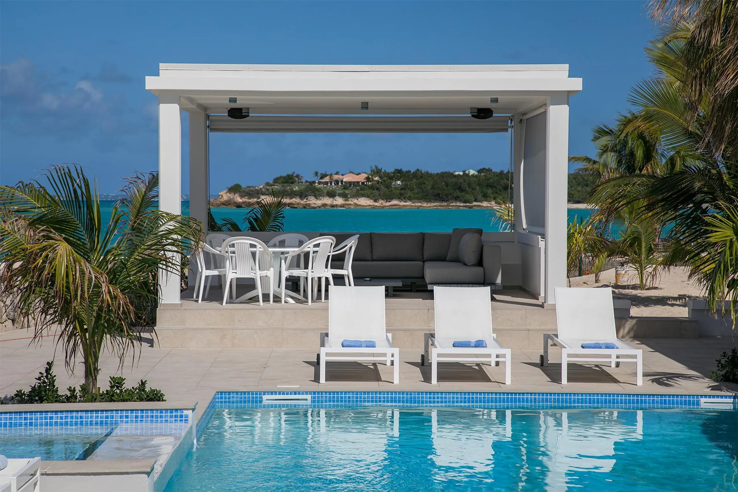 Elegant Coastal  Beachfront Villa in Plum Bay Beach with Private Pool — photograph 7