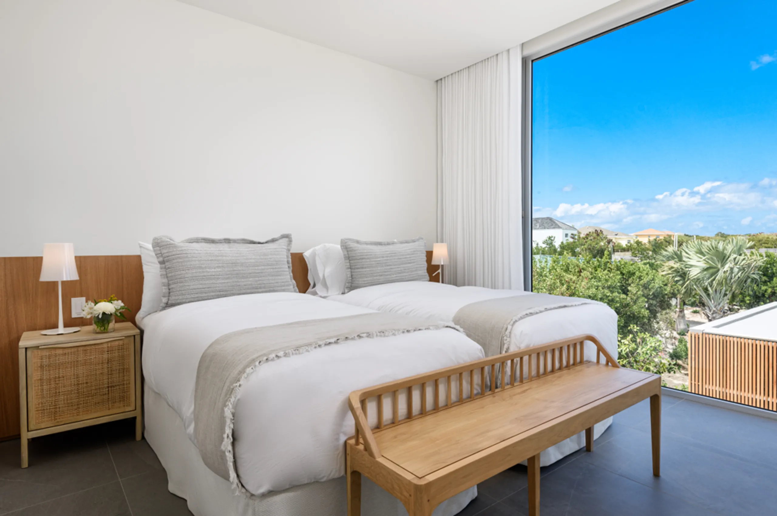 Stunning Two-Story Long Bay Oceanfront Beach House  with Infinity Pool — photograph 11