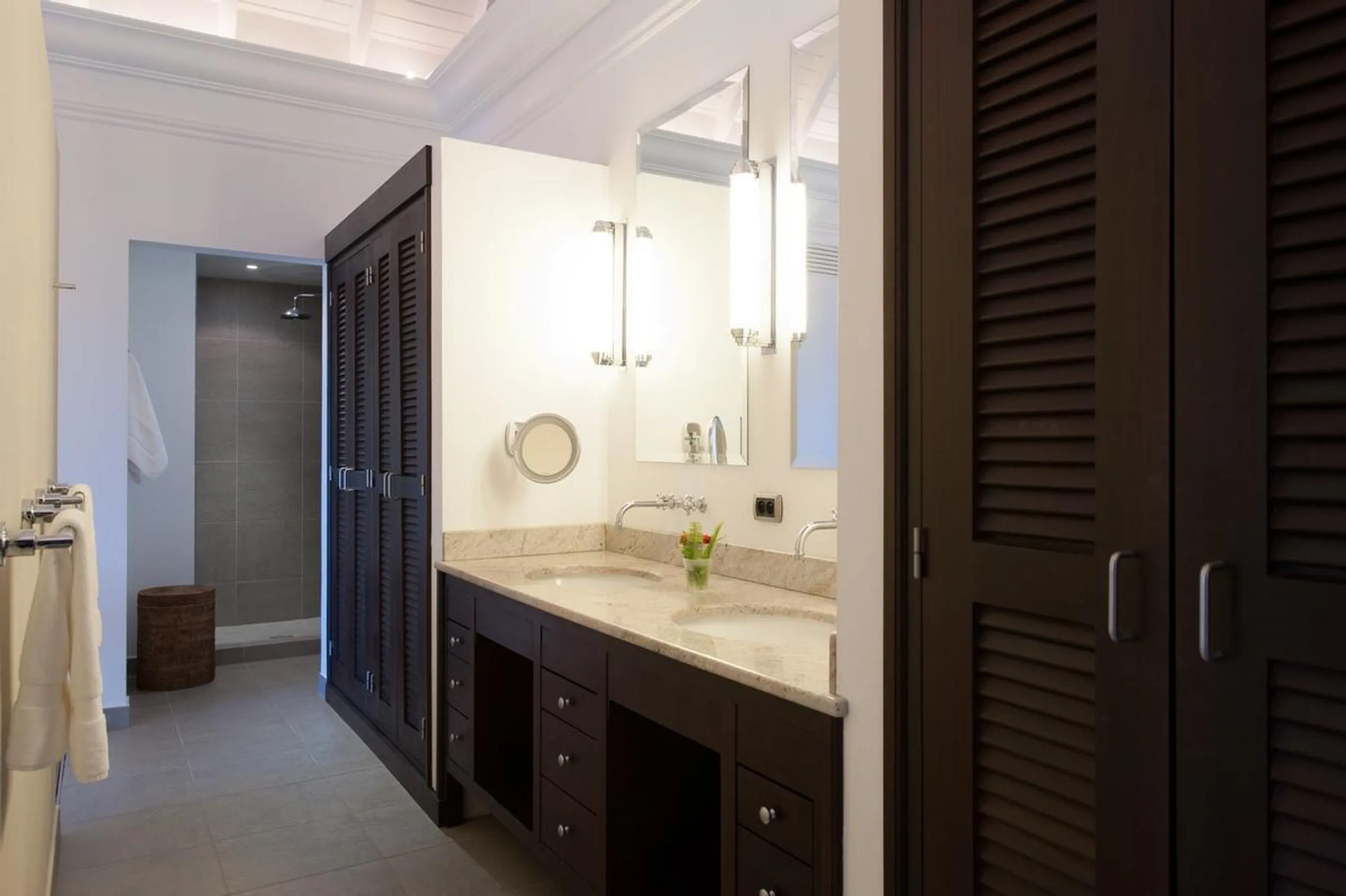 Glamorous Oceanside Estate with Private Pool and Gourmet Kitchen — photograph 9