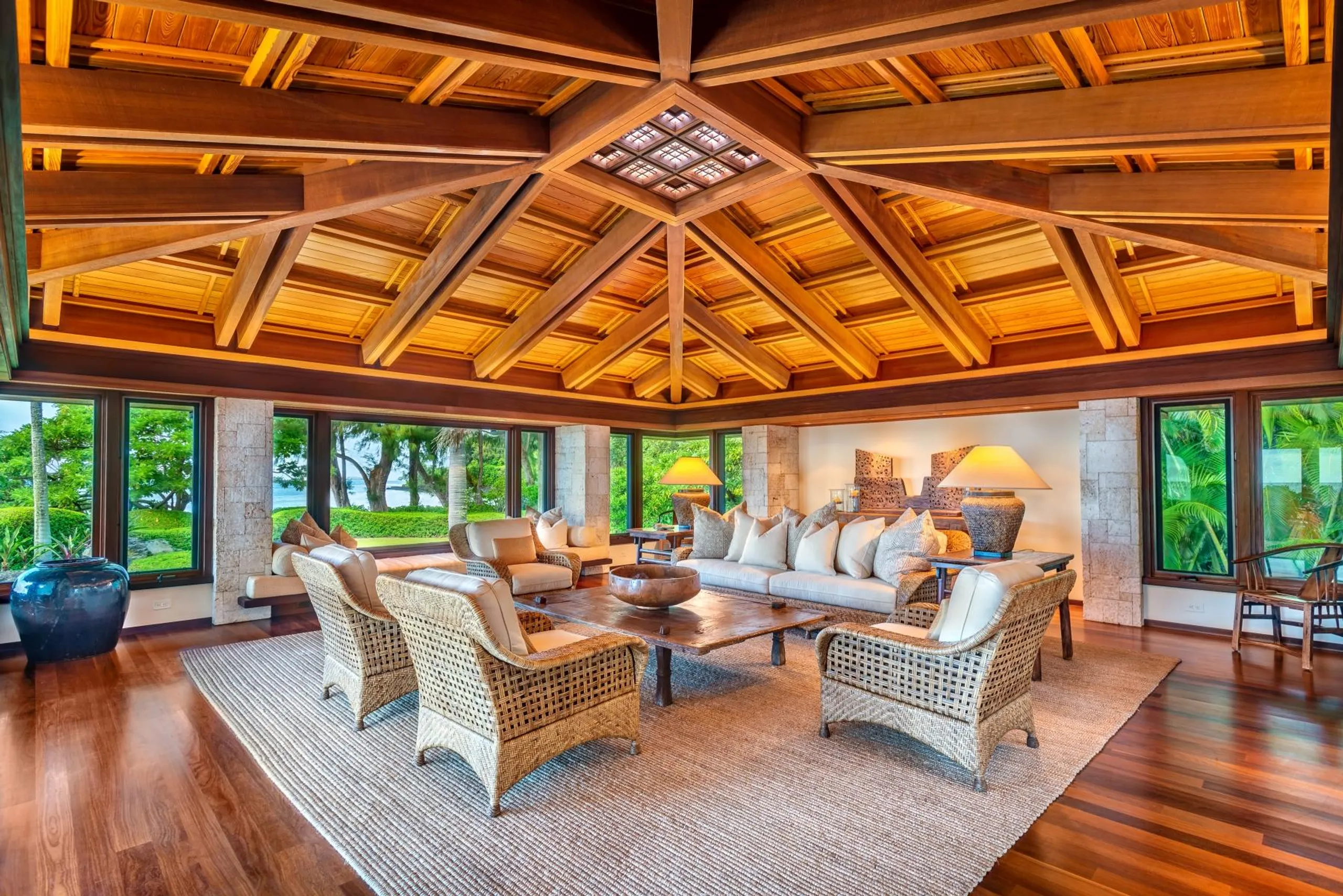 Enchanting Oceanfront Villa with Panoramic Views of Panini Beach Hawaii — photograph 7