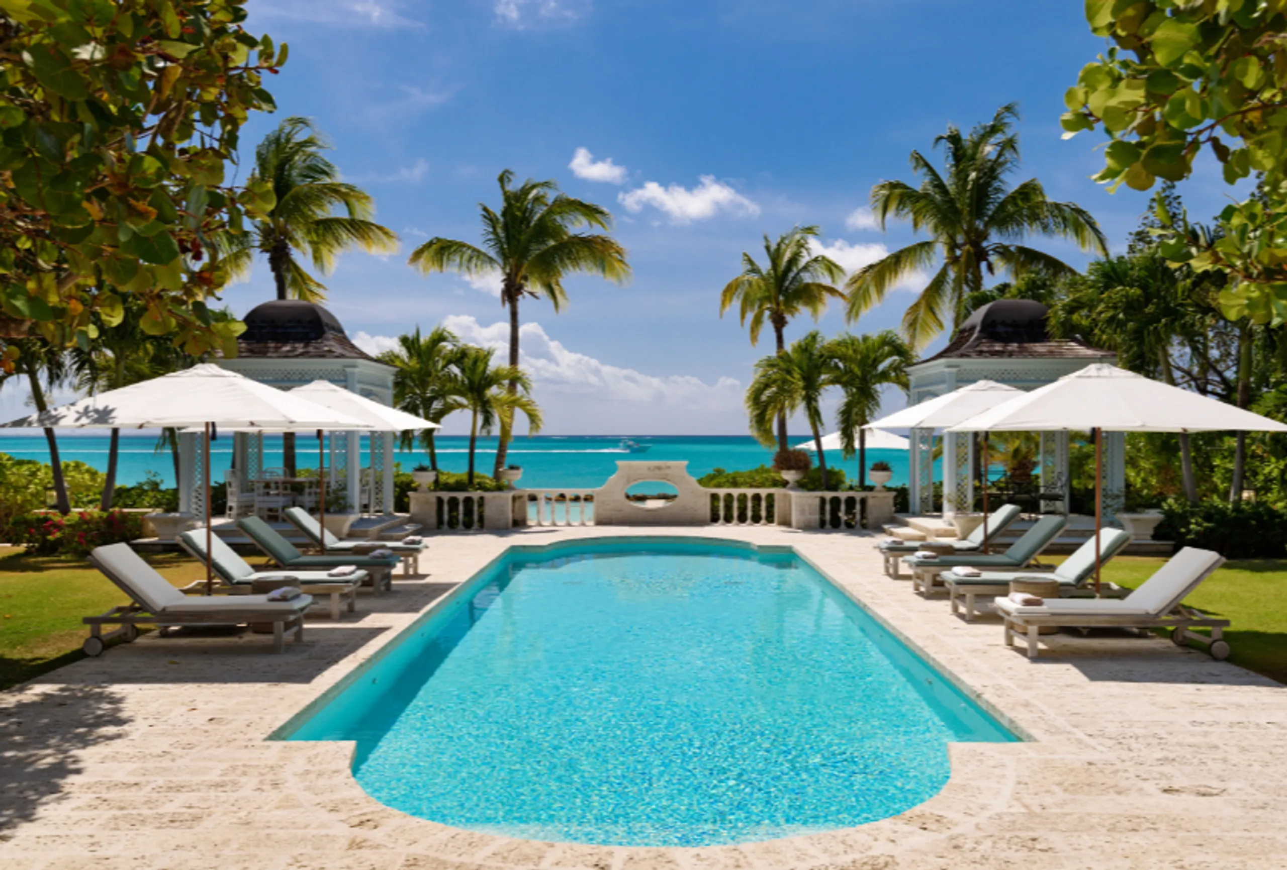 Ocean Front Grand Luxury Oasis with Private Pool and Ocean Views — photograph 3