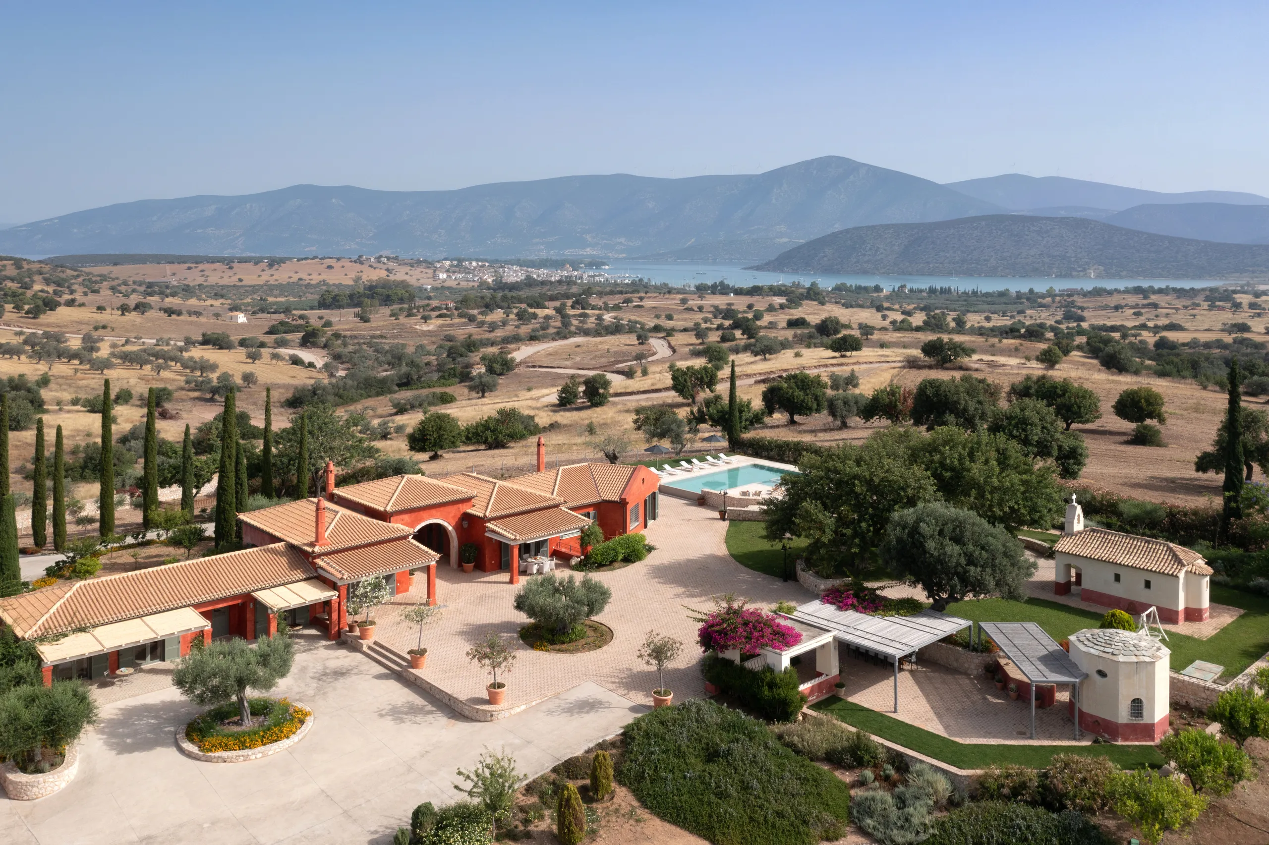 Statuesque Modern Villa with Private Pool and Wonderful 360° Views — photograph 4