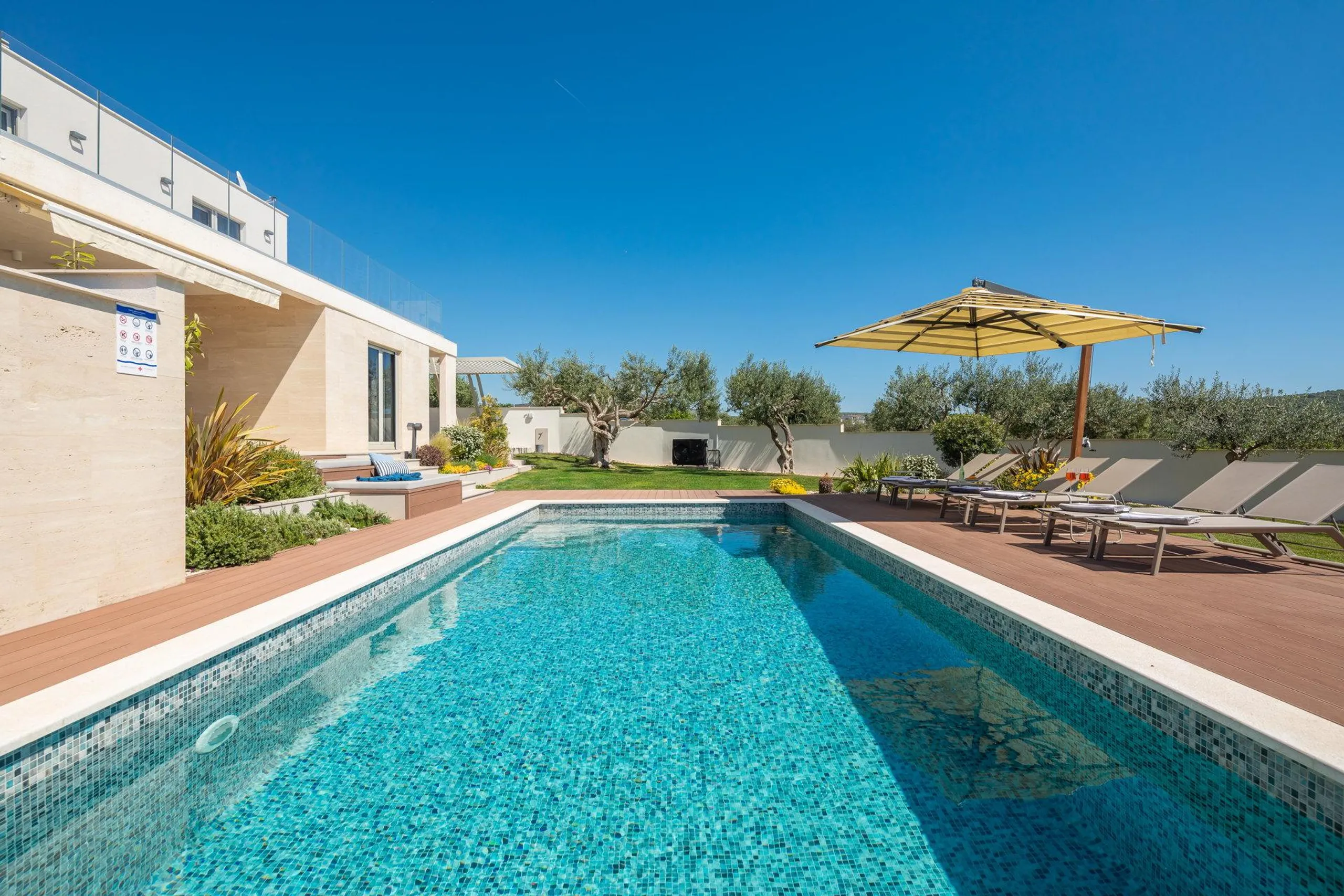Modern Oasis with Heated Pool in Primosten and Luxurious Comfort — photograph 8