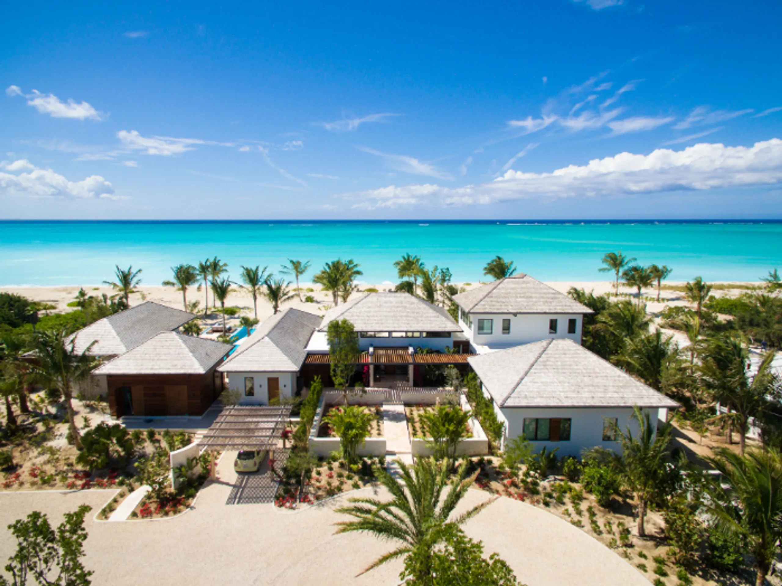 Stunning Luxury Beachfront Villa with Private Pool and Incredible Ocean Views — photograph 2