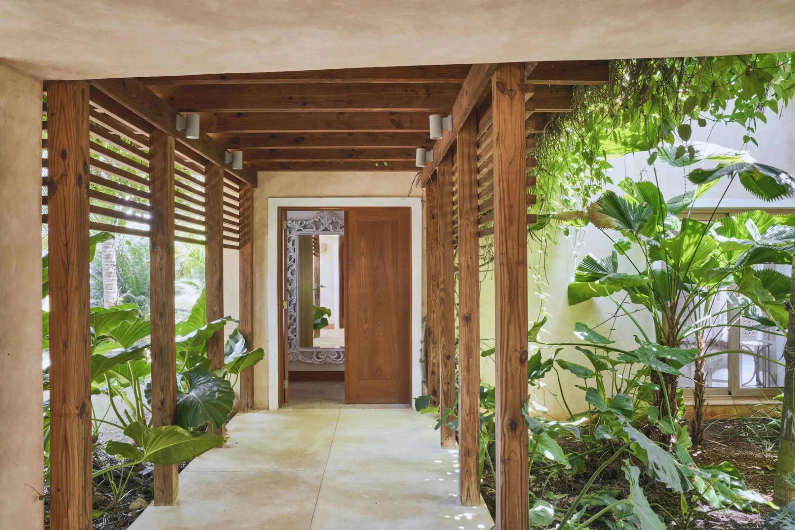 Elite Experience in Casa de Campo with Infinity-Edge Pool and Tropical Landscaping — photograph 6