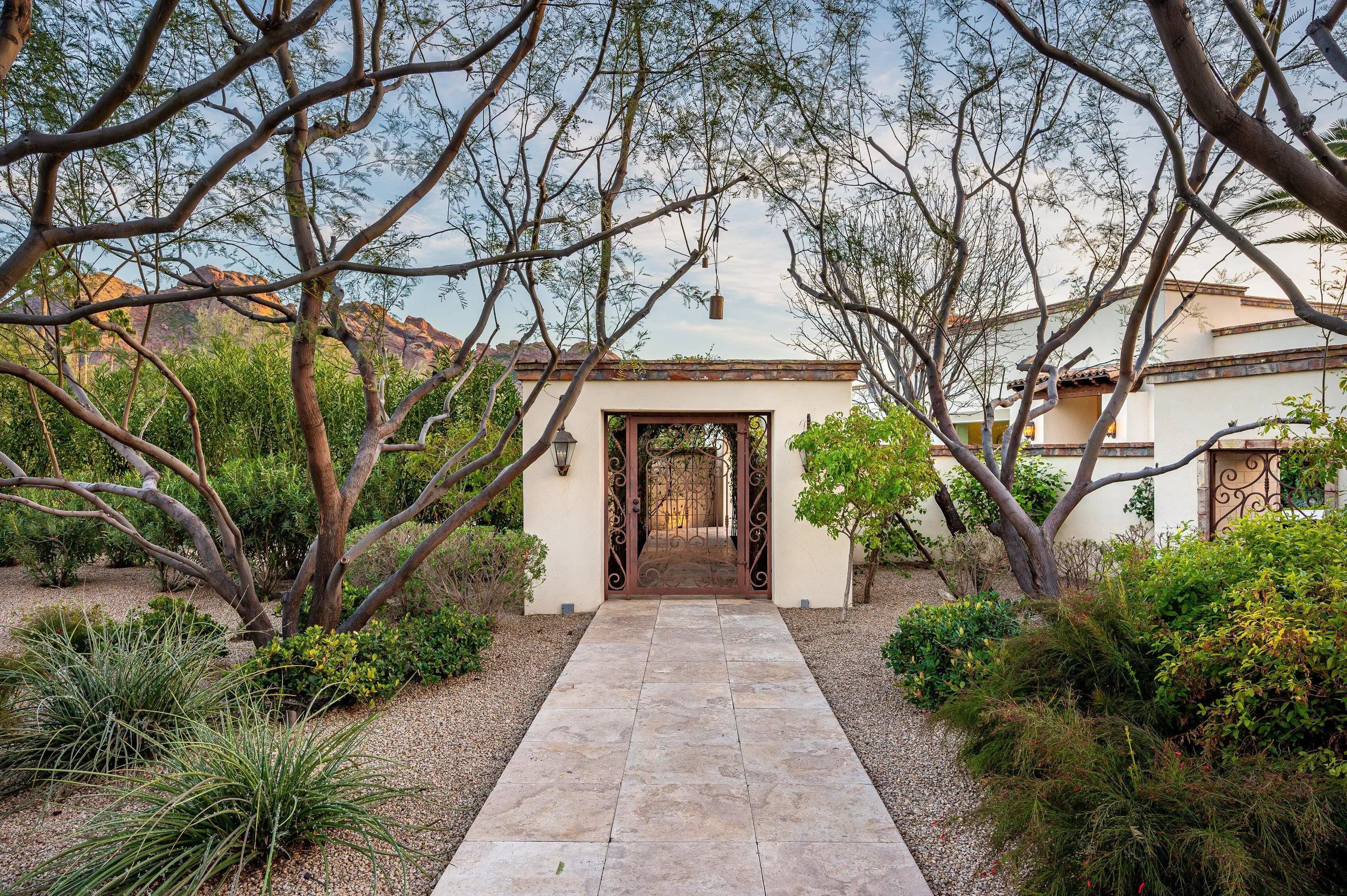 Elite Paradise Valley Estate with Waterfalling Pool and Firepit Lounge — photograph 7