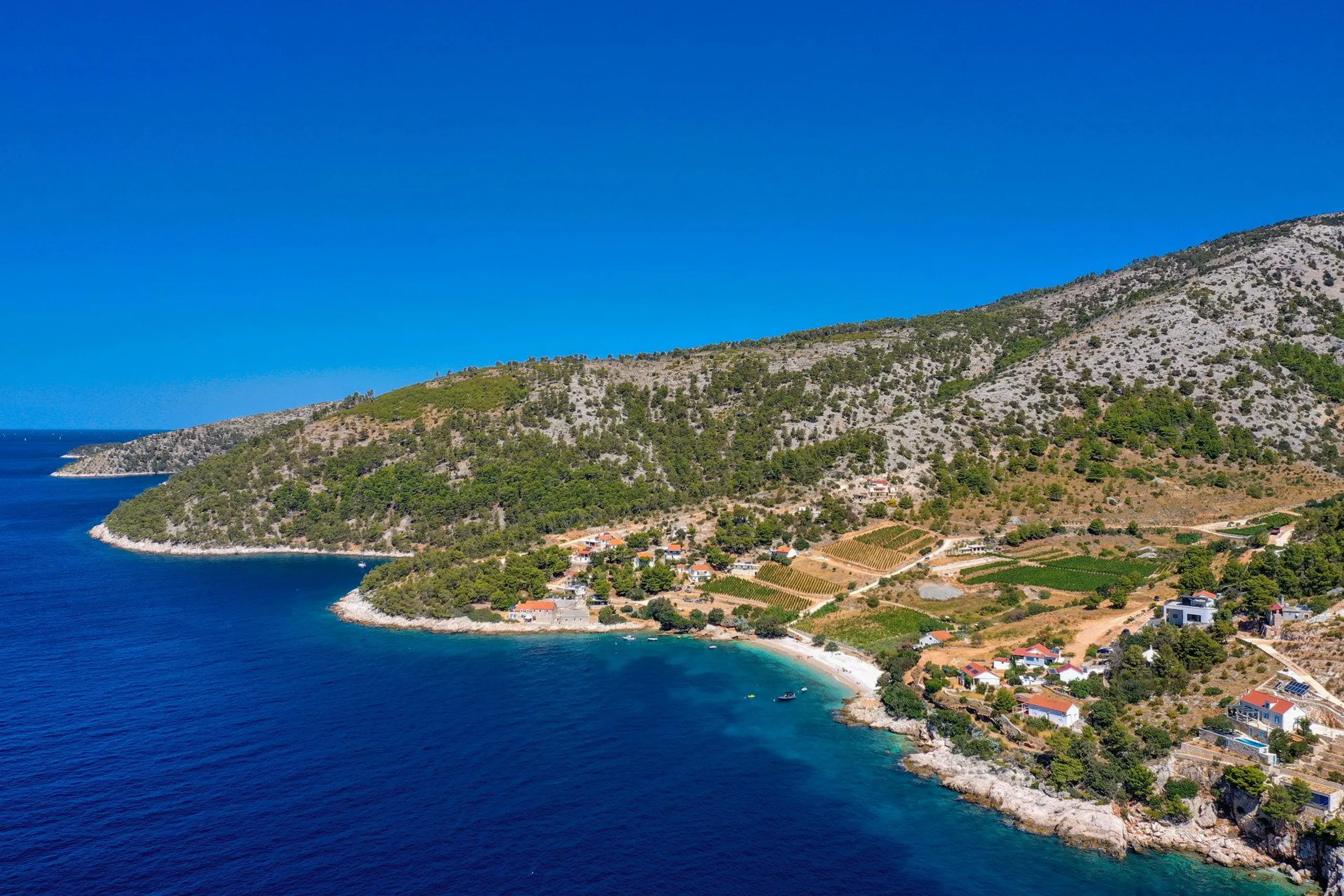 Chic Villa with Private Pool, Jacuzzi on Brac Island — photograph 9