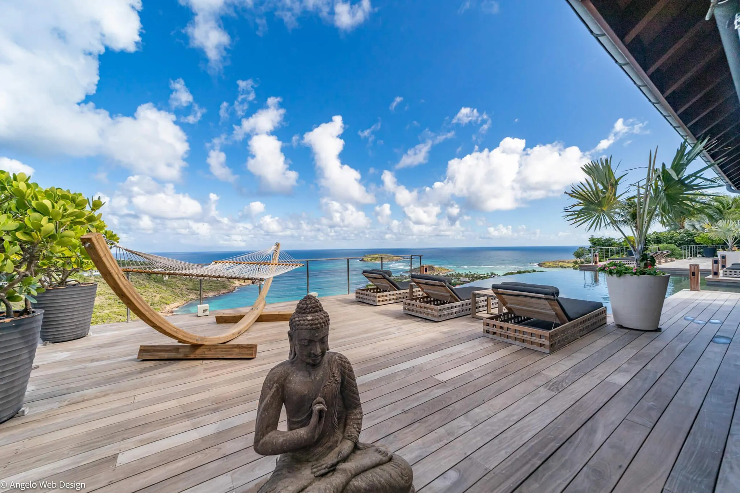 Elegant Hillside Villa with Infinity Pool and Panoramic Views — photograph 3