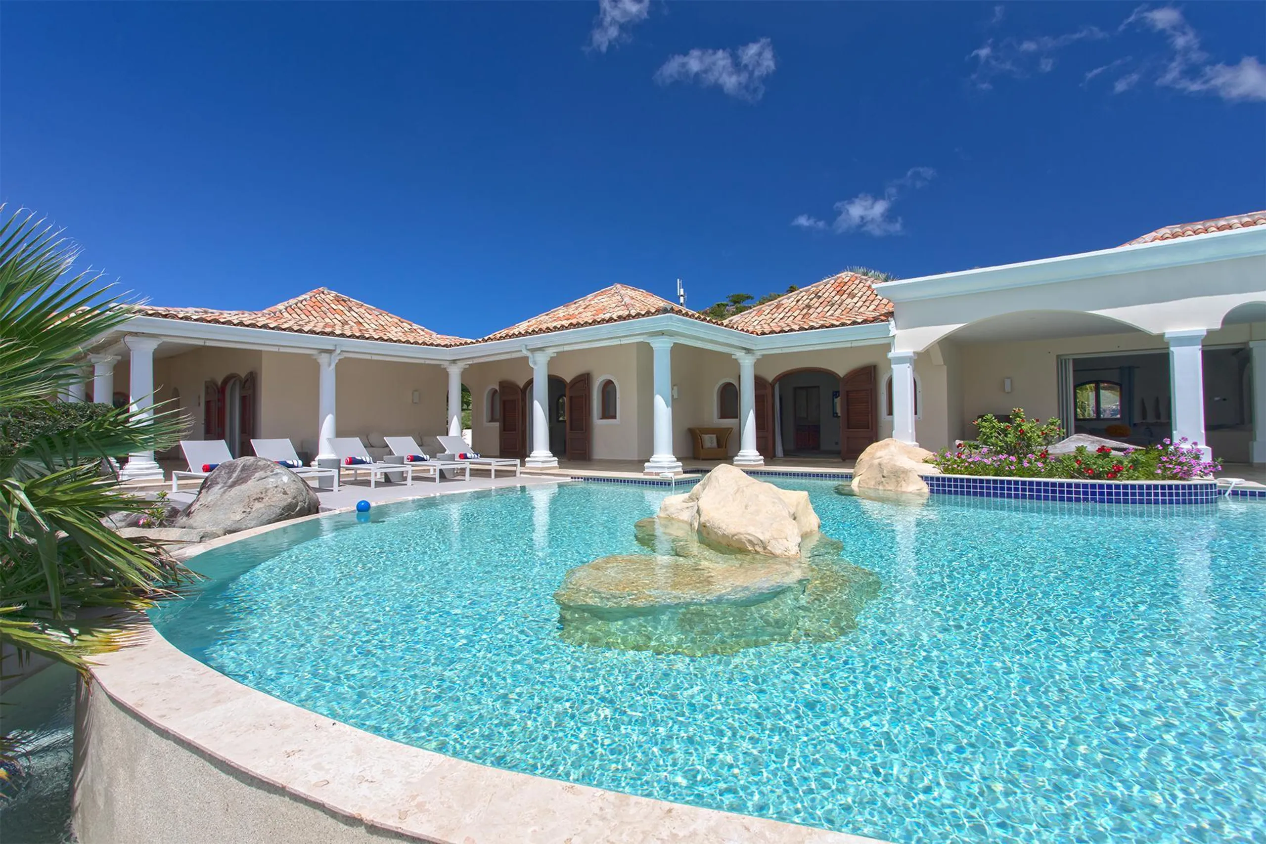 Beach Front Luxury Estate with Private Pool, Direct Beach Access and Private Boat Dock — photograph 2