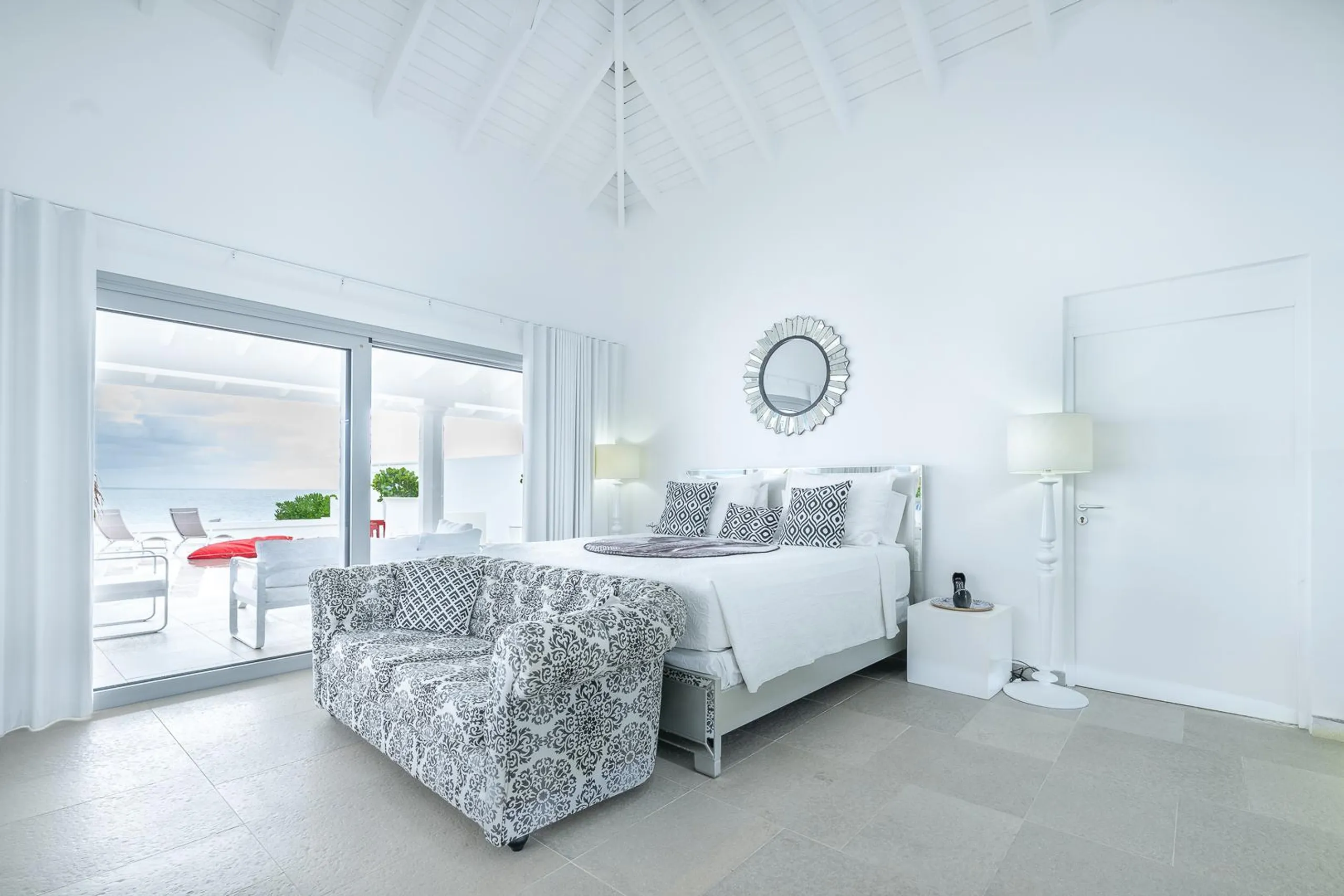 Incredible Terres Basses Villa with Invigorating Pools, Jacuzzi, and Fitness Room — photograph 10