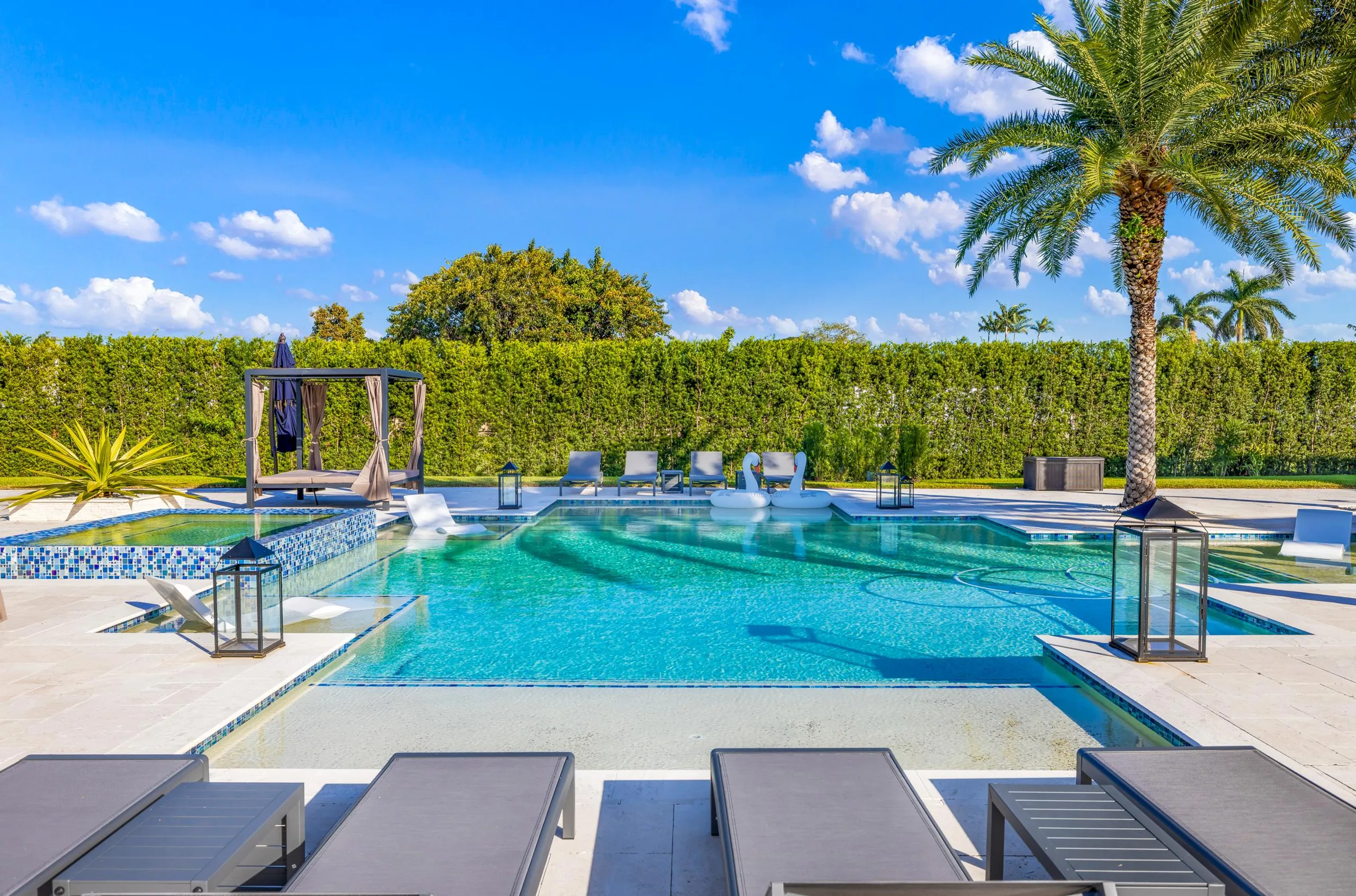 Magnificent 7-Bedroom Estate with Resort-Inspired Amenities — photograph 4