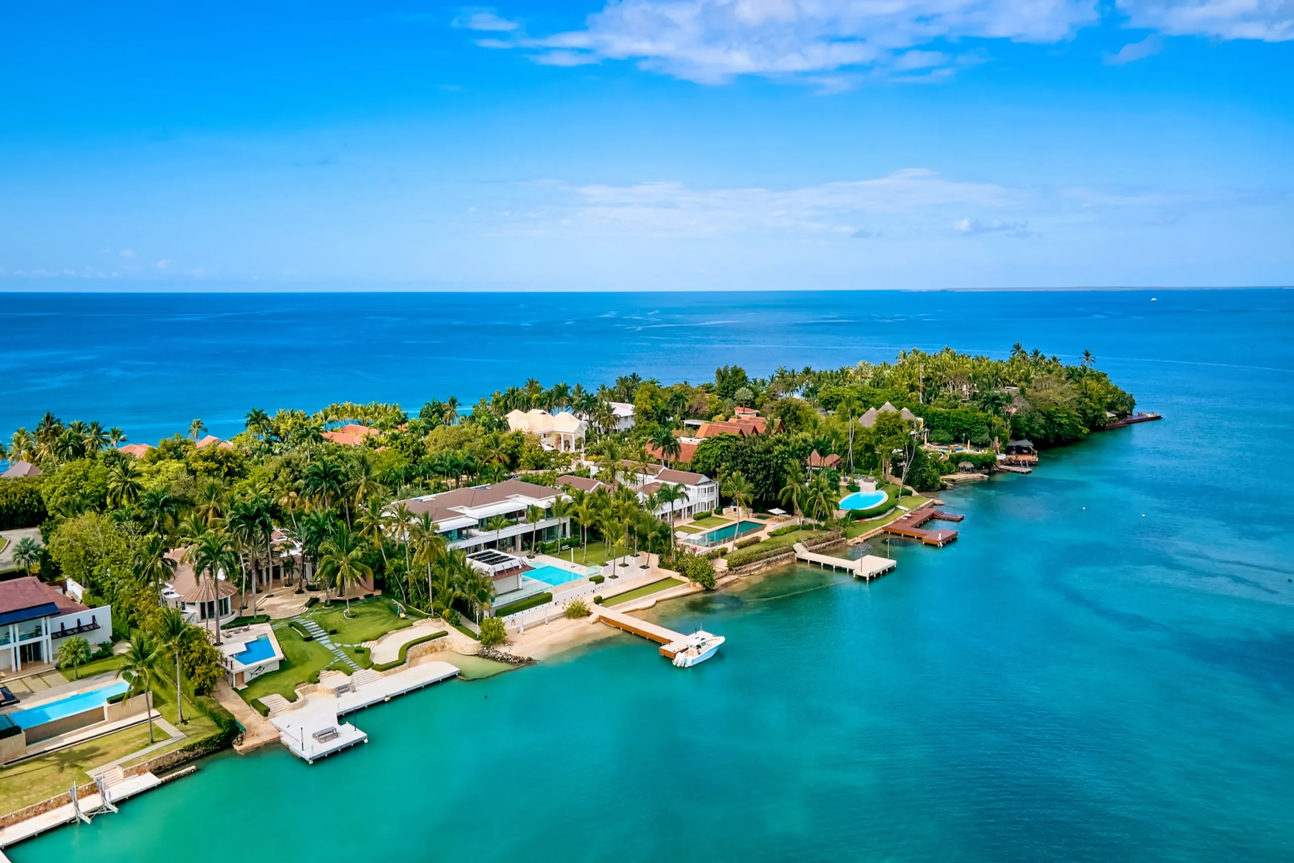 Elegant Classic Luxury Villa with Private Pool and Exceptional Water Views — photograph 5