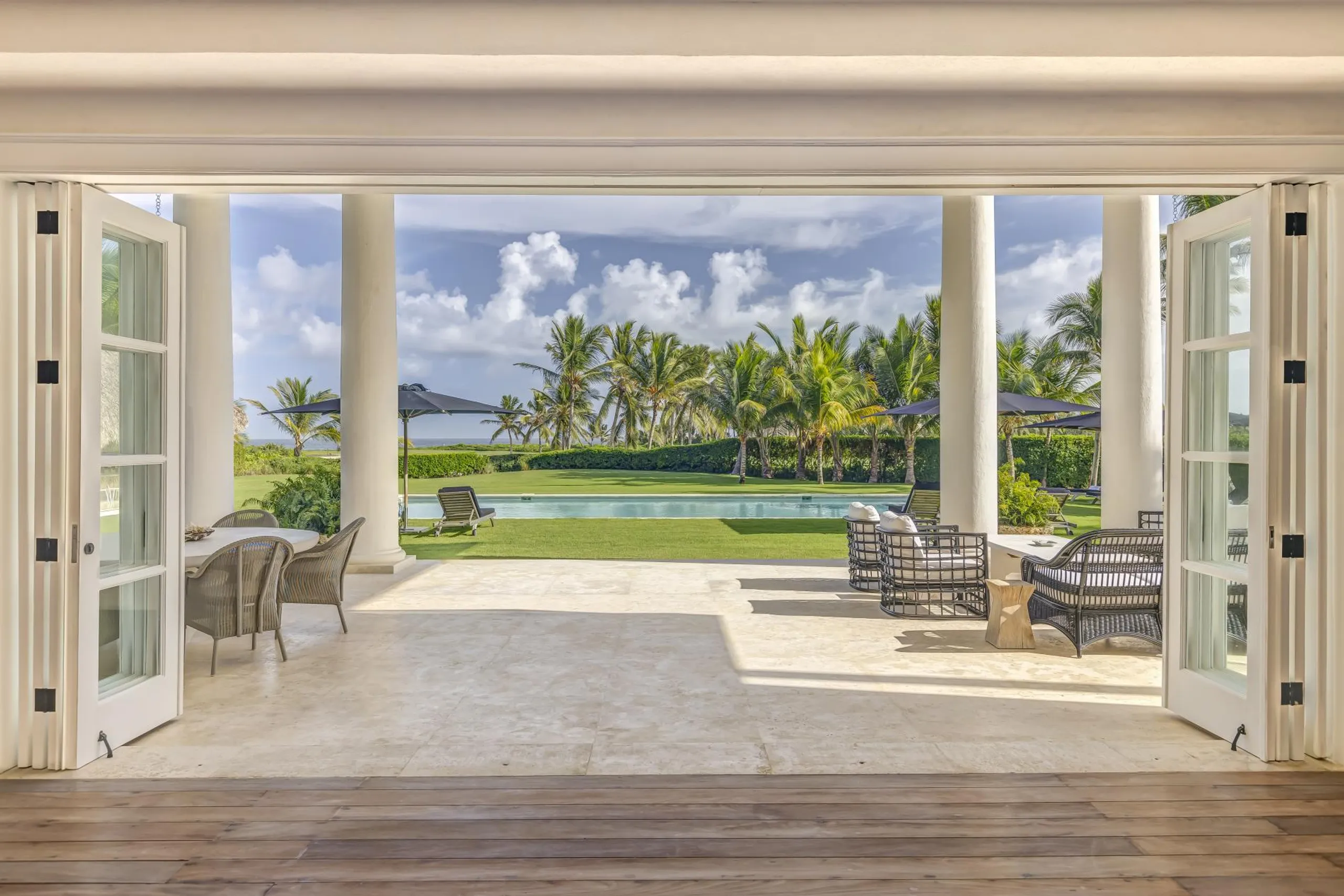 Elegant Coastal Villa with Pool and Lush Gardens — photograph 7