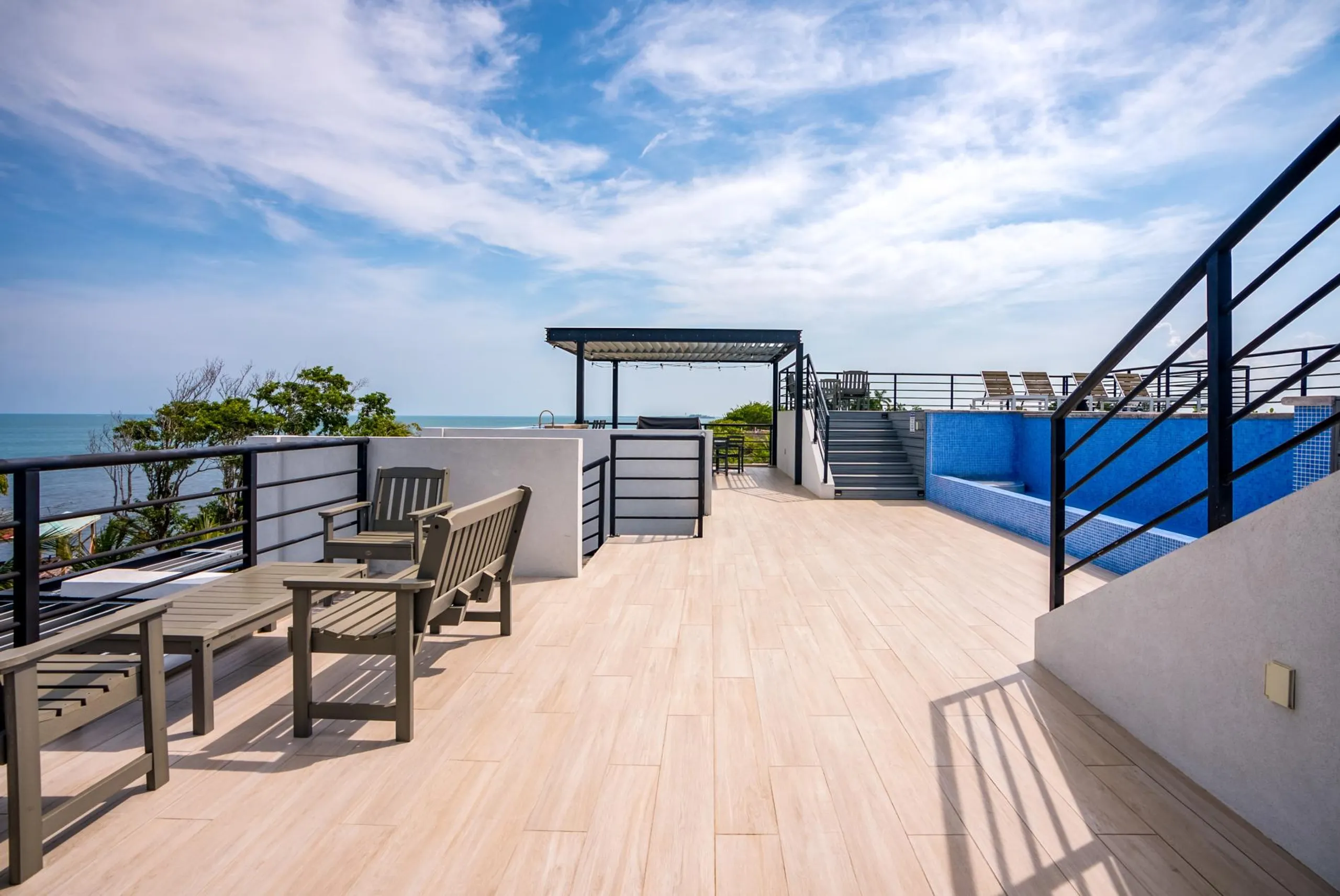 Noble Beachfront Condo Complex with Stunning Views — photograph 2