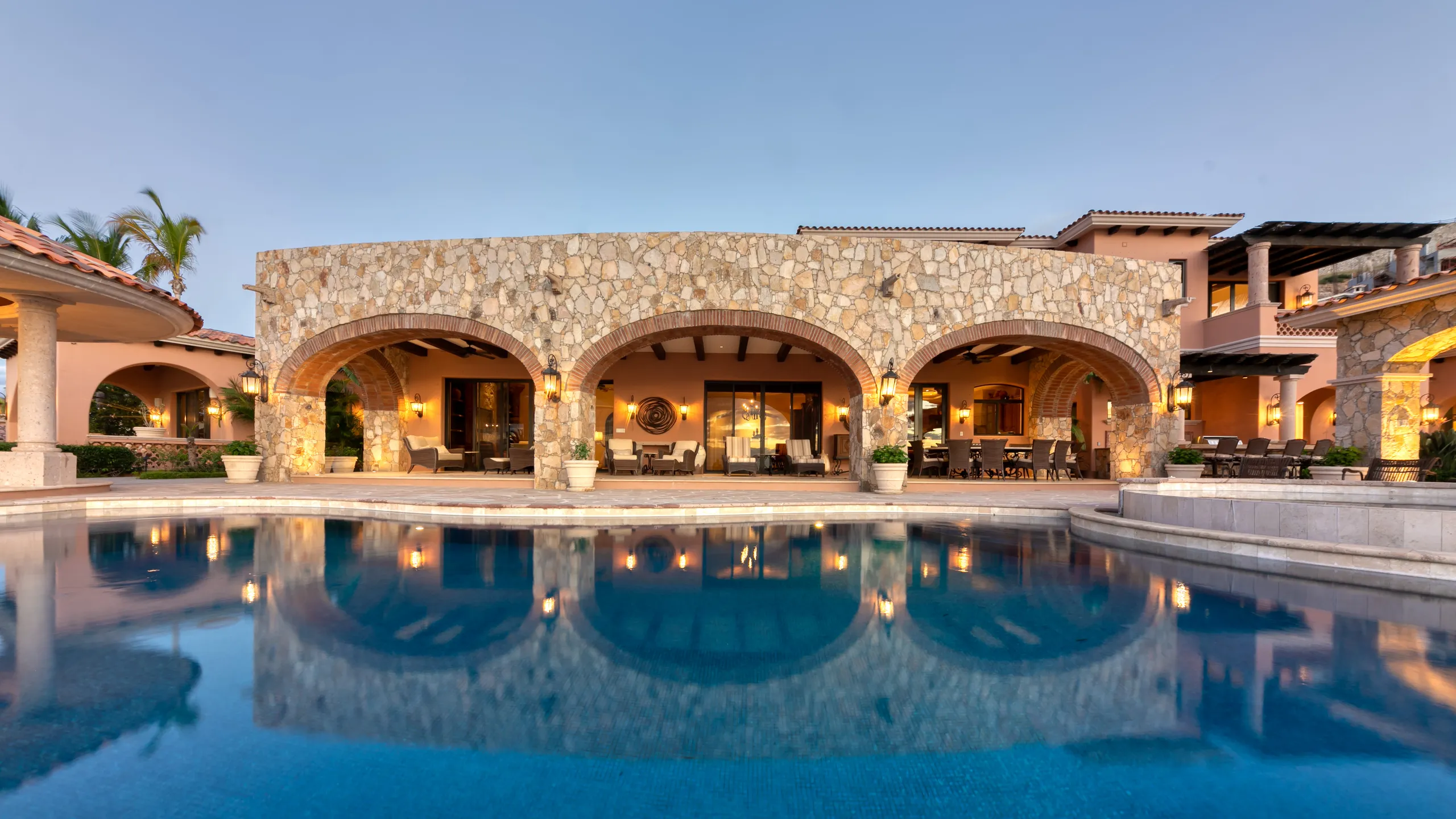 High-End Palmilla Villa with Infinity Pool and Stunning Waterfront Views — photograph 5