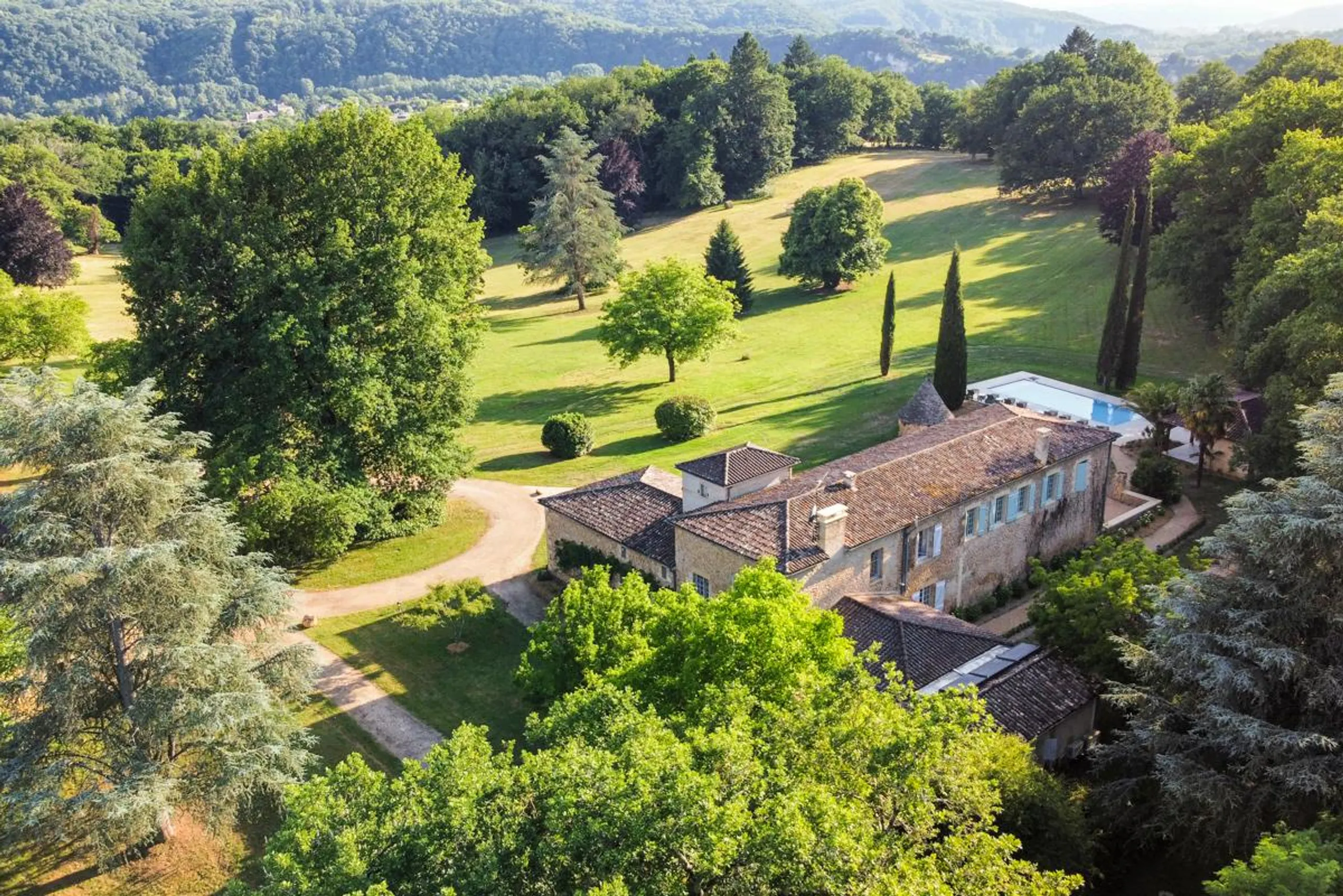 Elegant Historic Villa with Private Pool and Garden Water — photograph 2