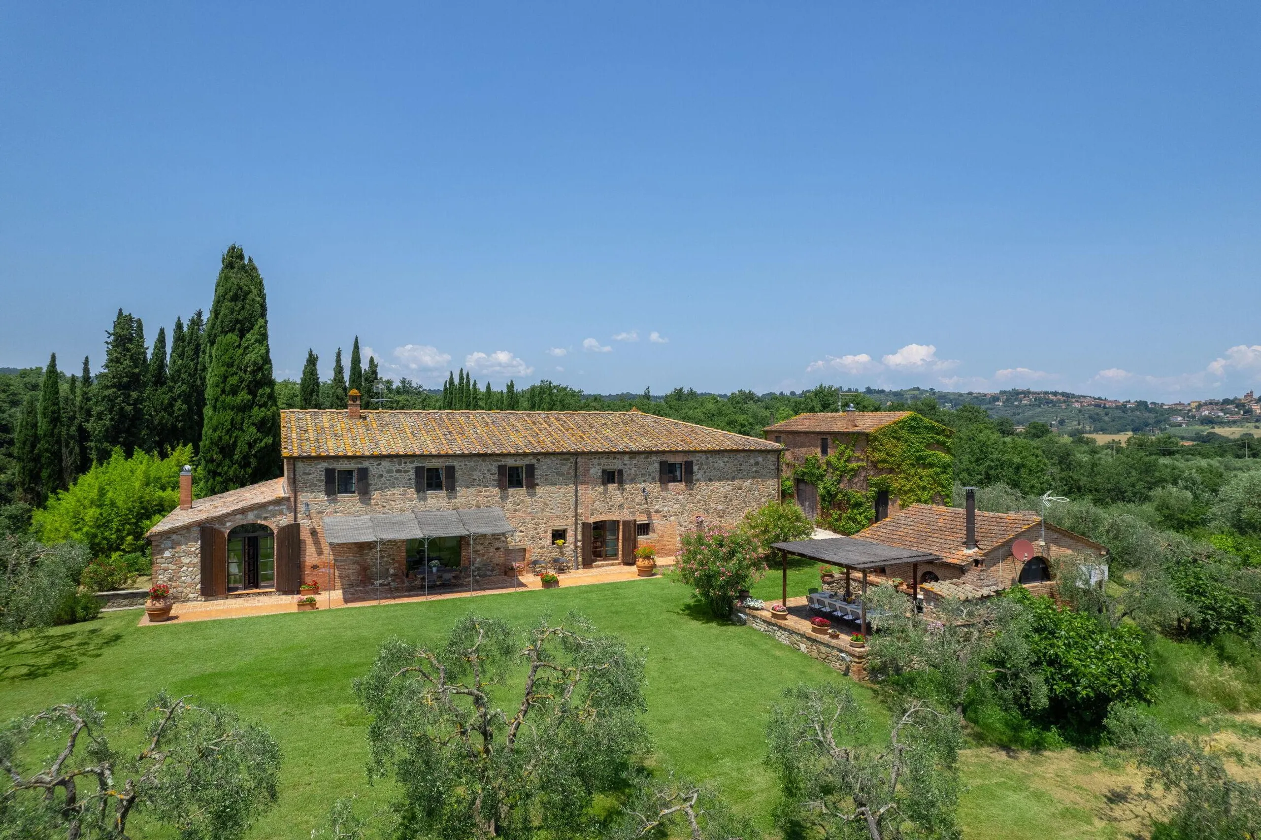 Superb Tuscan Estate with private Pool and Vineyard Views, Sinalunga