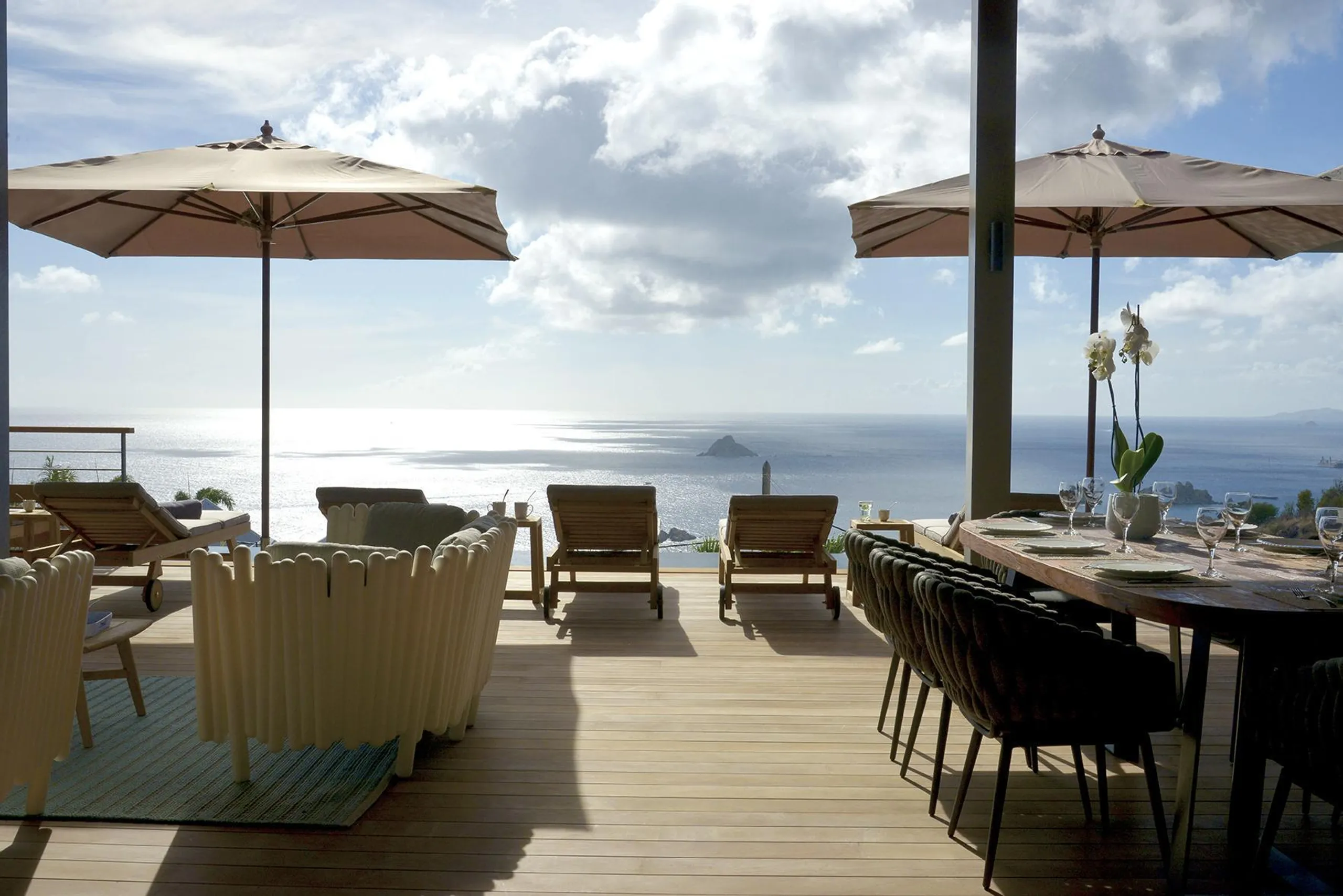 Pristine Paradise Villa with Infinity Pool and Oceanfront Views — photograph 5