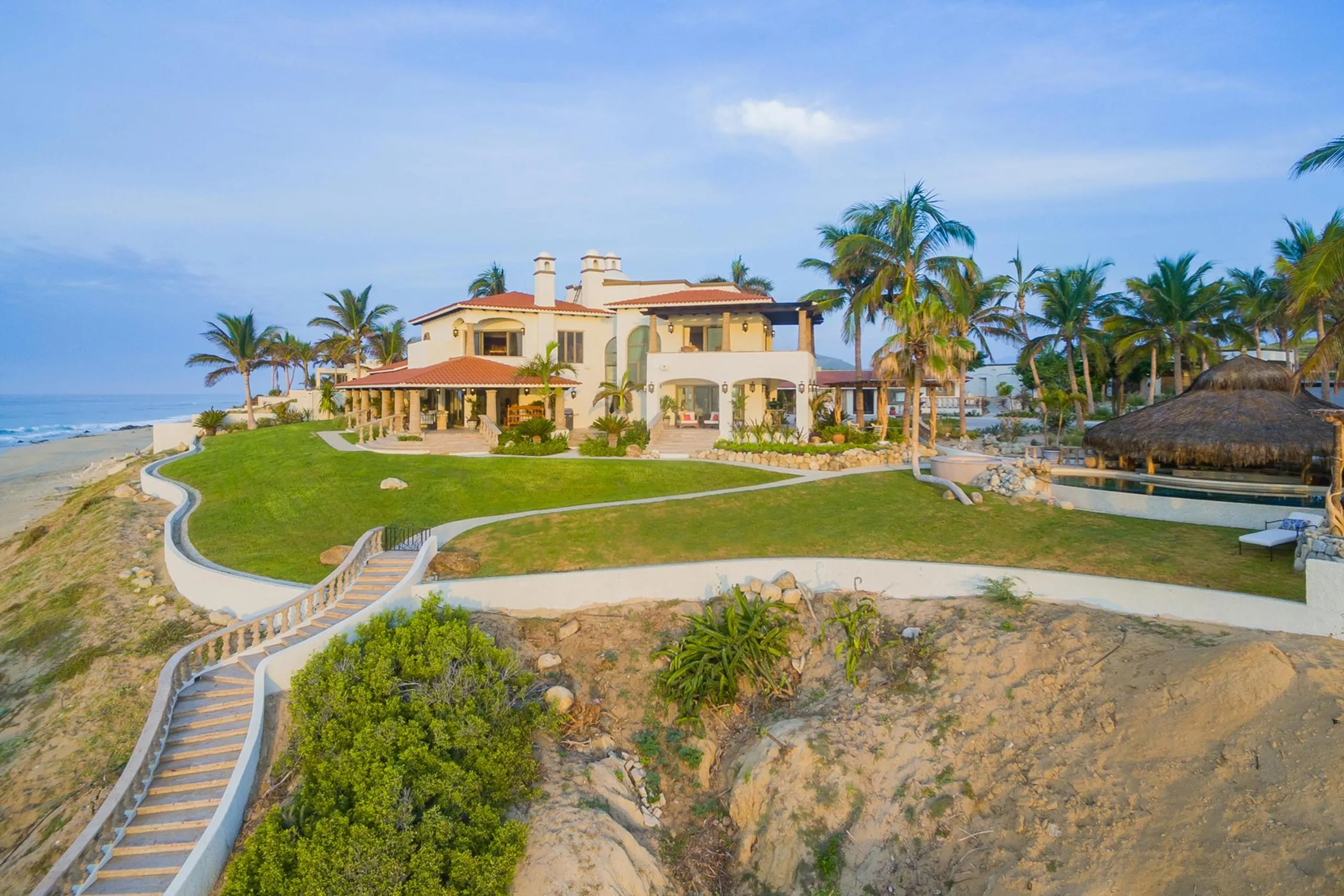 Playa Tortuga Beachfront Oasis Estate with Pool and Amazing Views — photograph 4