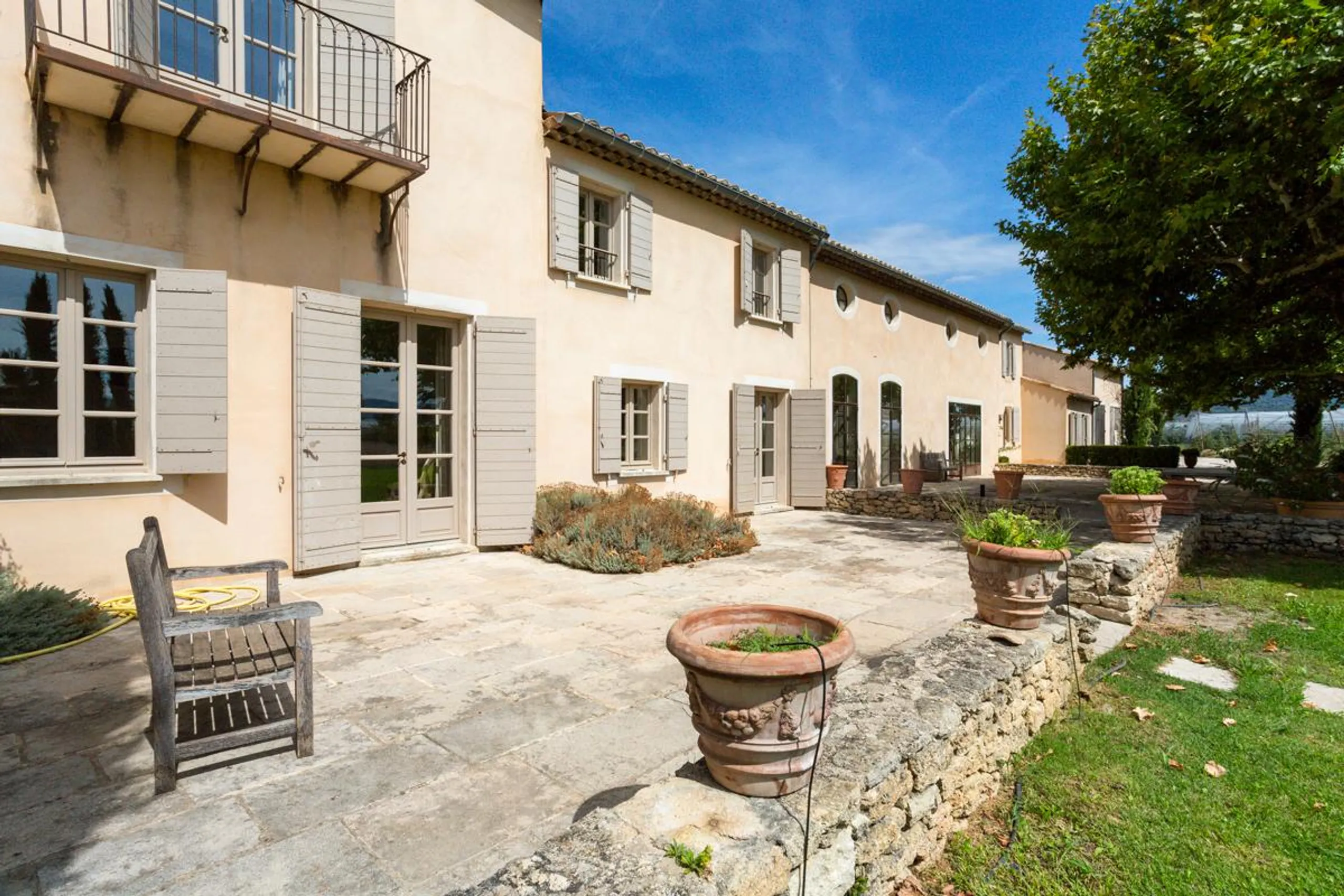 Traditional Villa with Private Pool Surrounded by Gardens — photograph 2