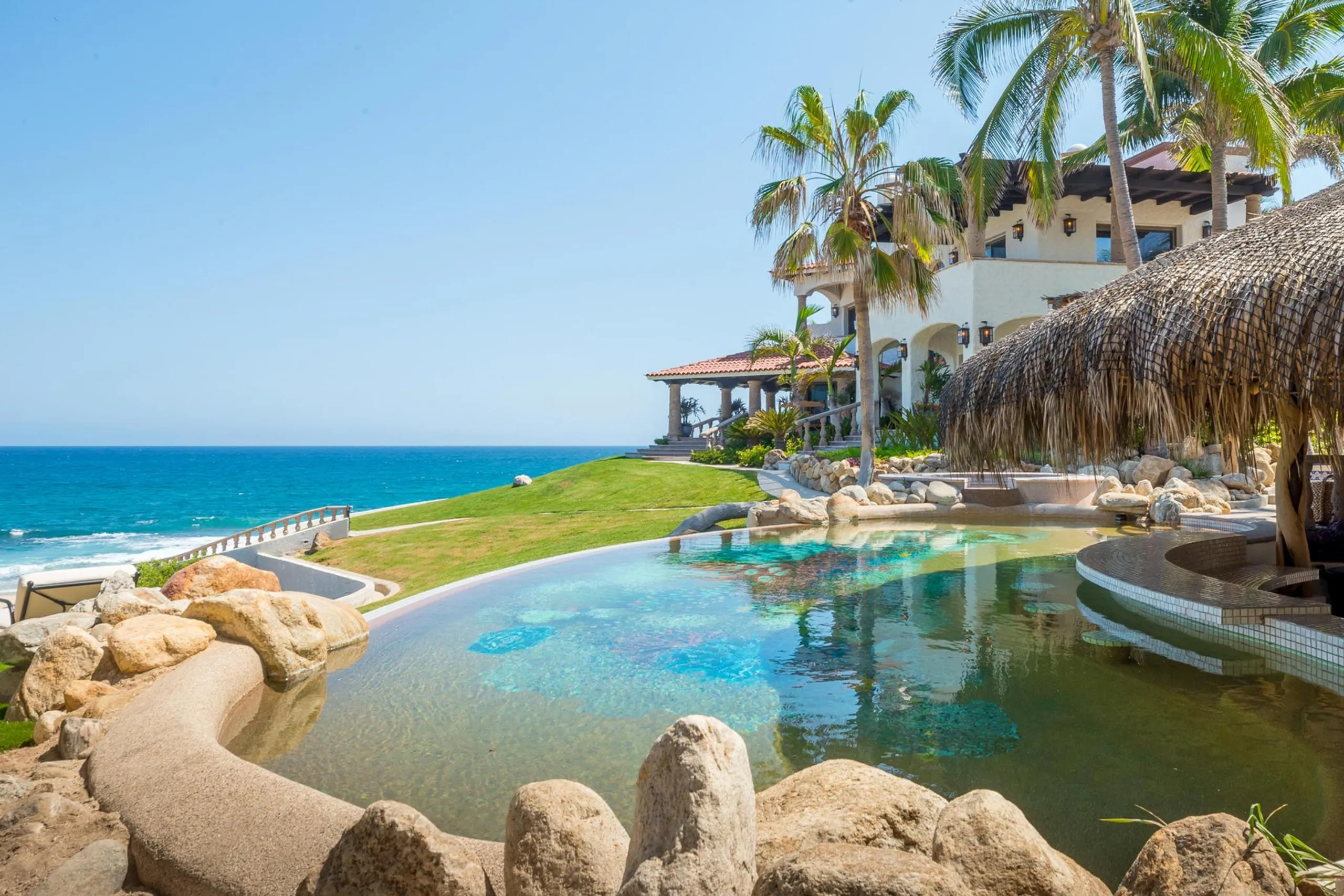 Playa Tortuga Beachfront Oasis Estate with Pool and Amazing Views — photograph 5