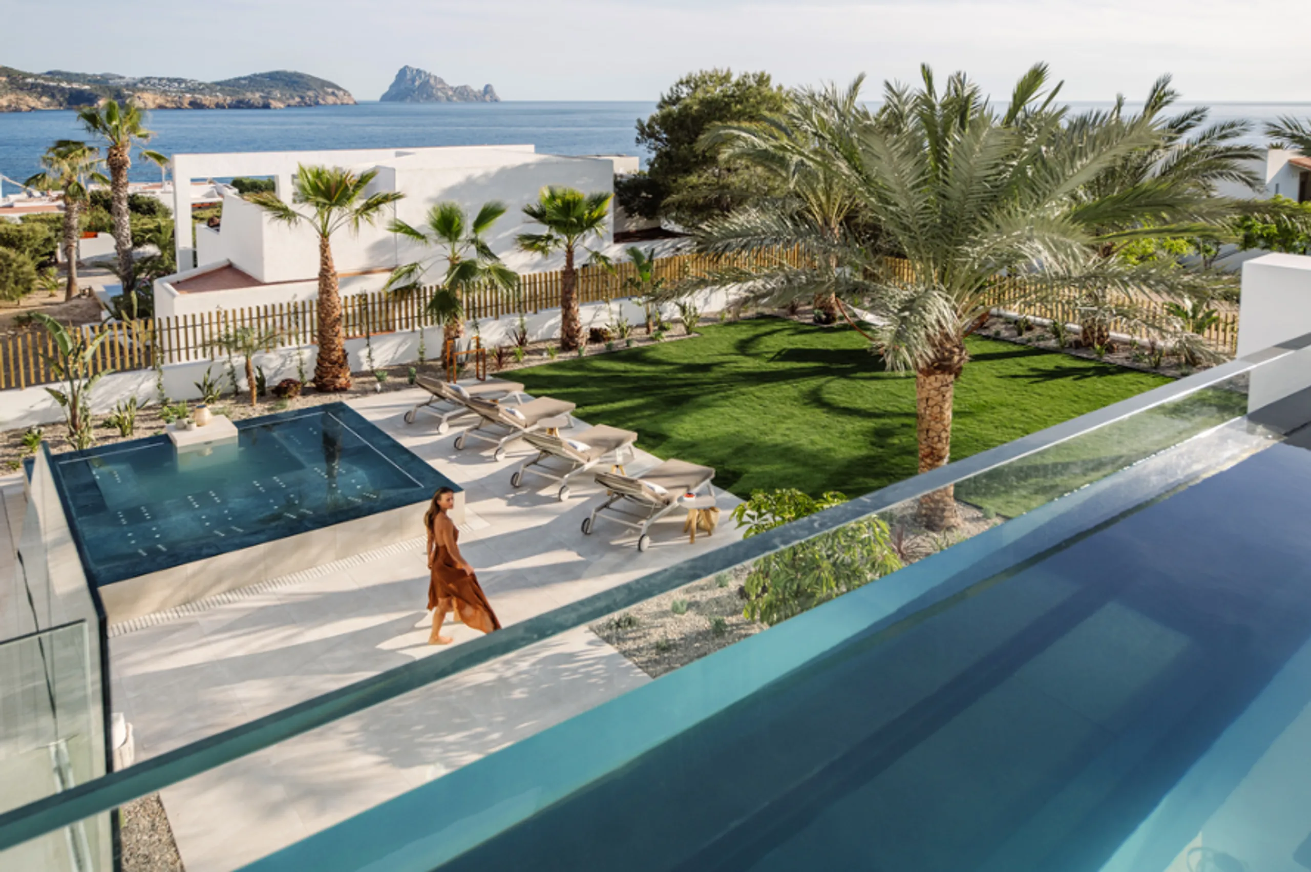 Elegant Modern Retreat with Private Pool and Ocean Views — photograph 2