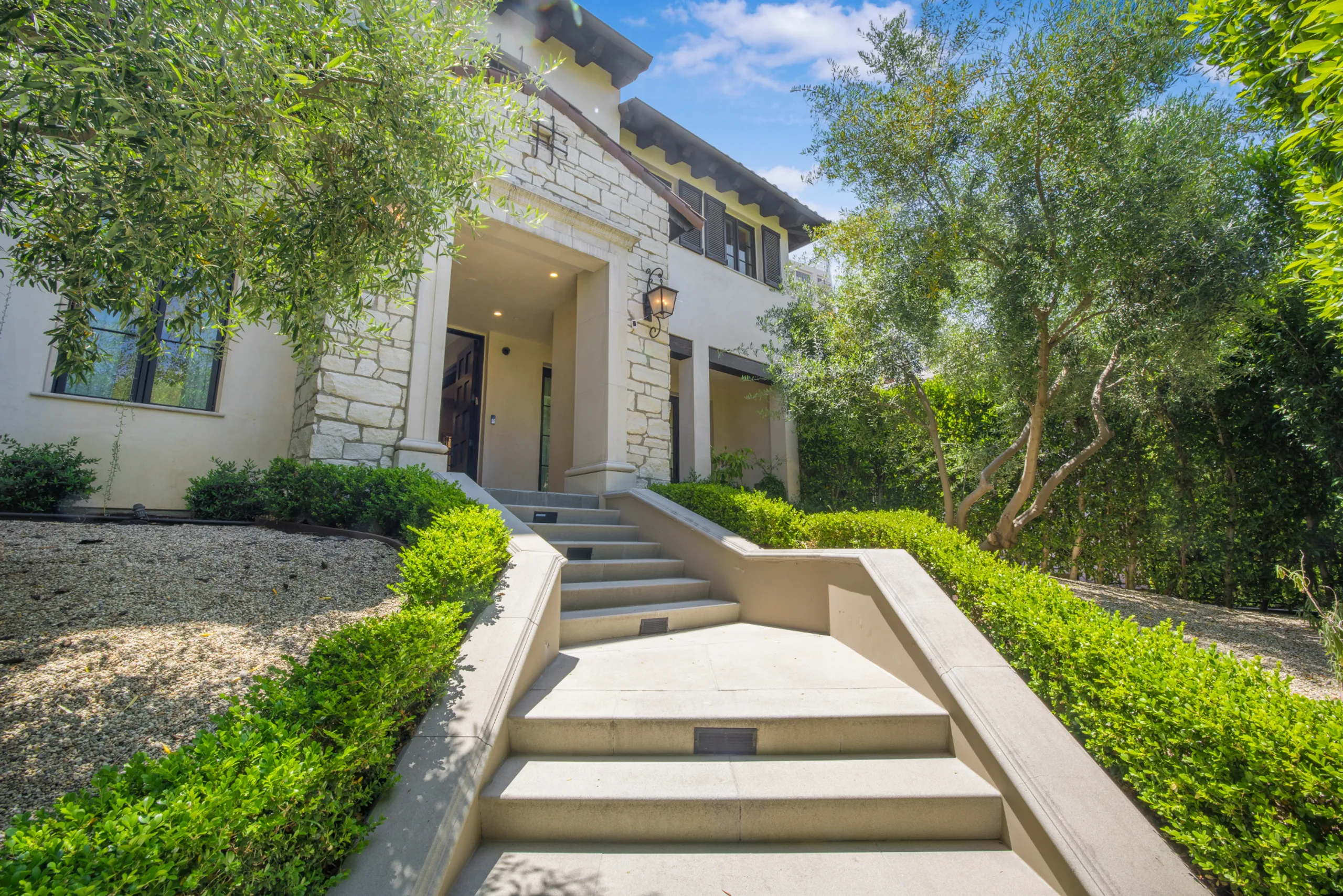 Beautiful Beverly Hills Mansion with Private Pool — photograph 8