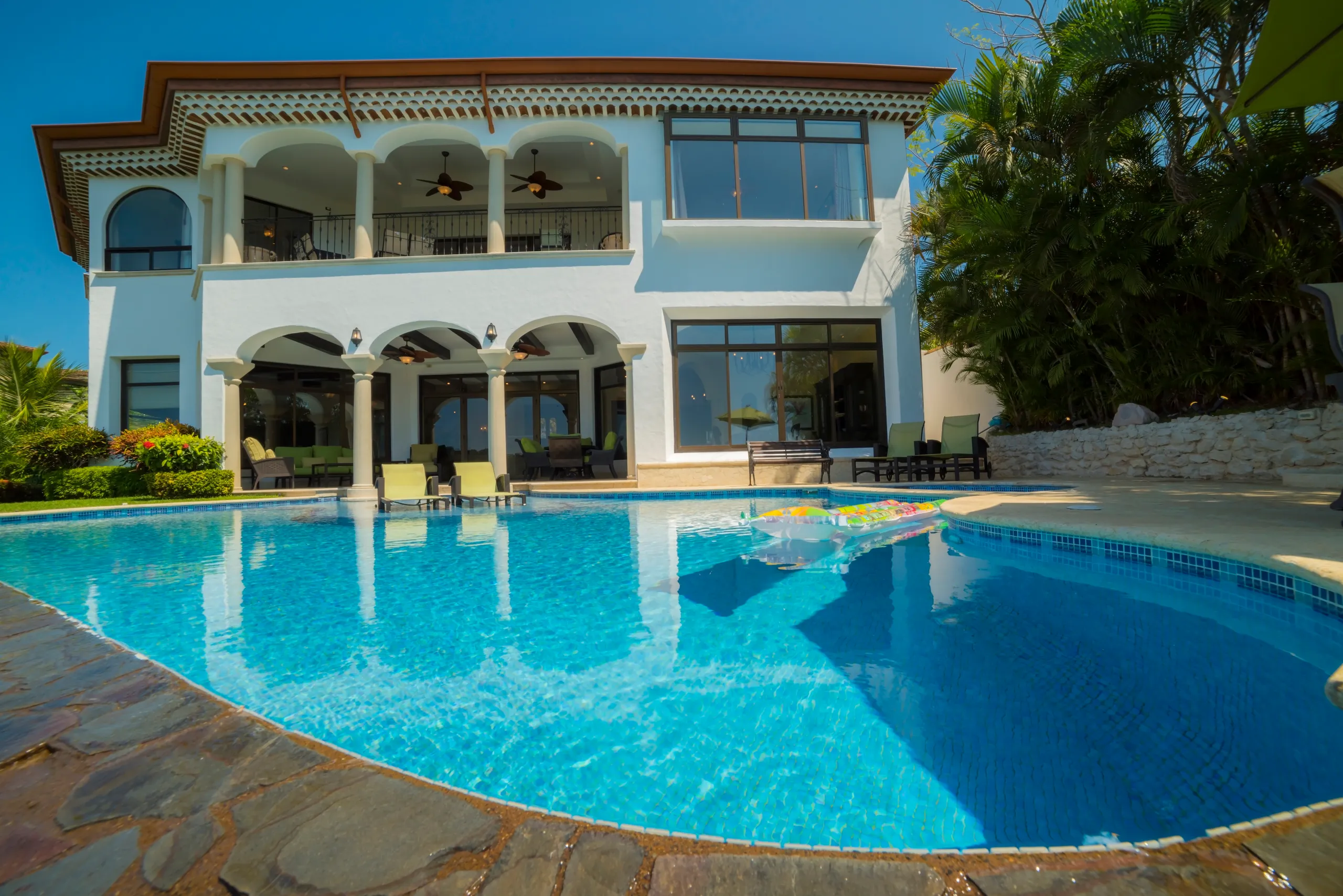 Luminous Five Bedroom Villa with Private Pool, and Ocean Views — photograph 5