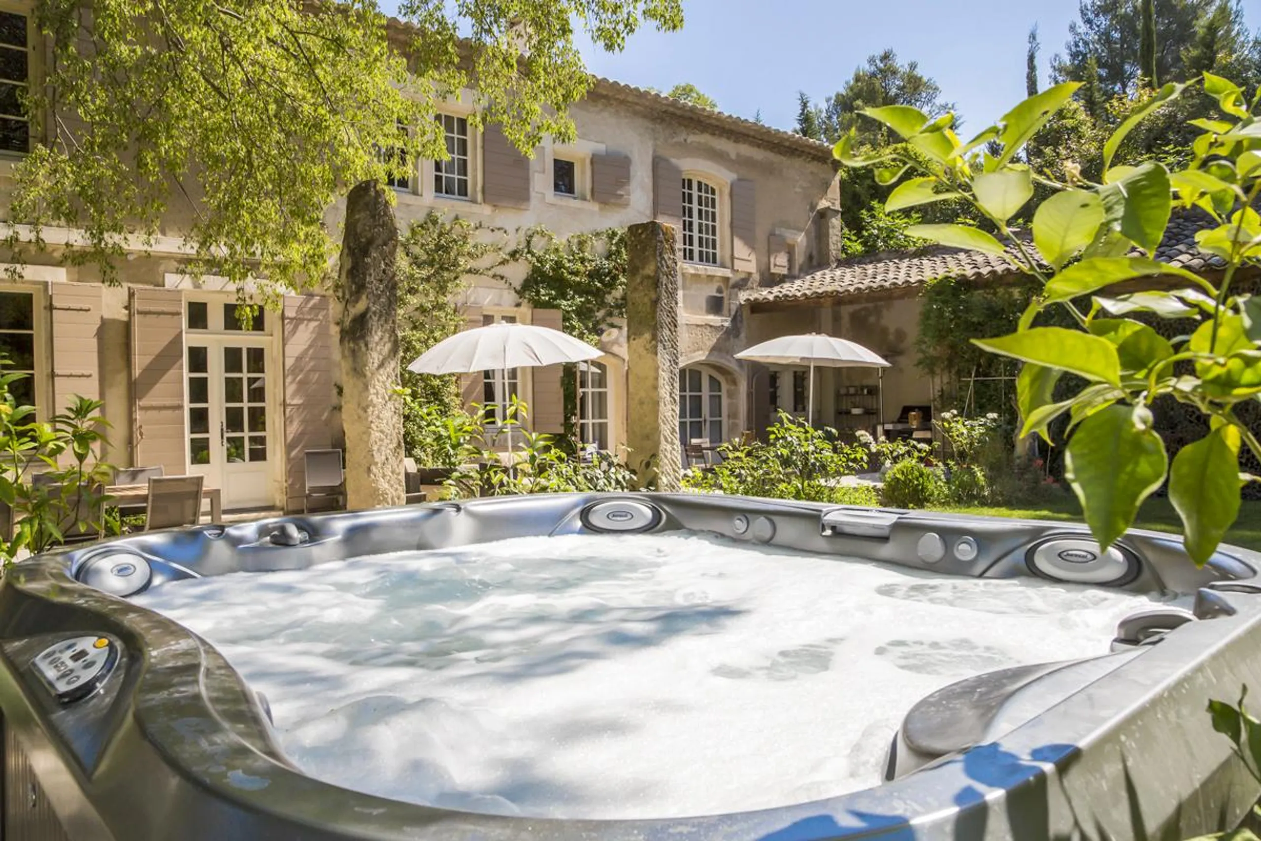 Picturesque Rustic Villa with Heated Pool, Outdoor Jacuzzi, and Stunning Mountain Views — photograph 5