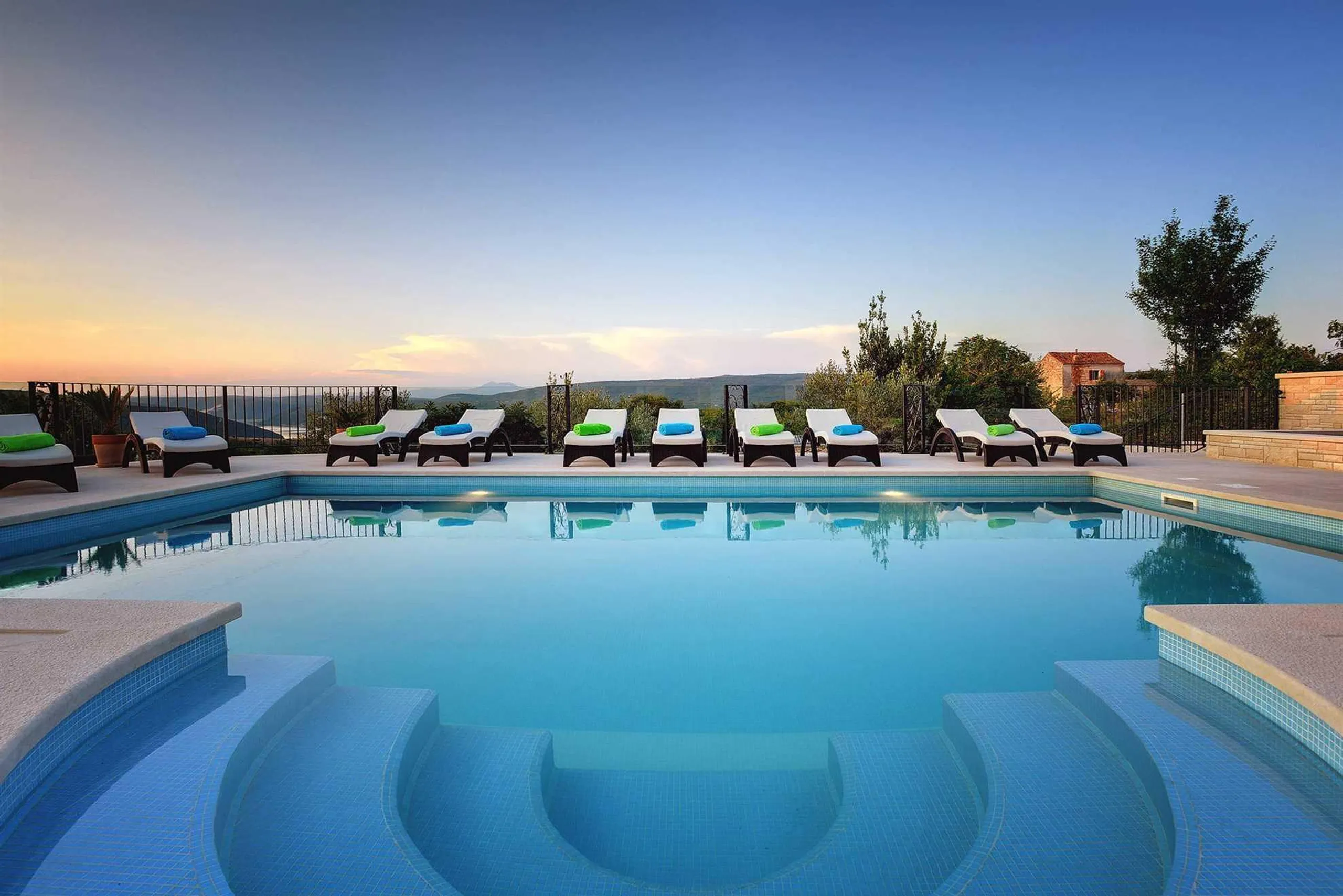 Gleaming 7Bedroom Villa with Private Pool, Sea and Island Views — photograph 4