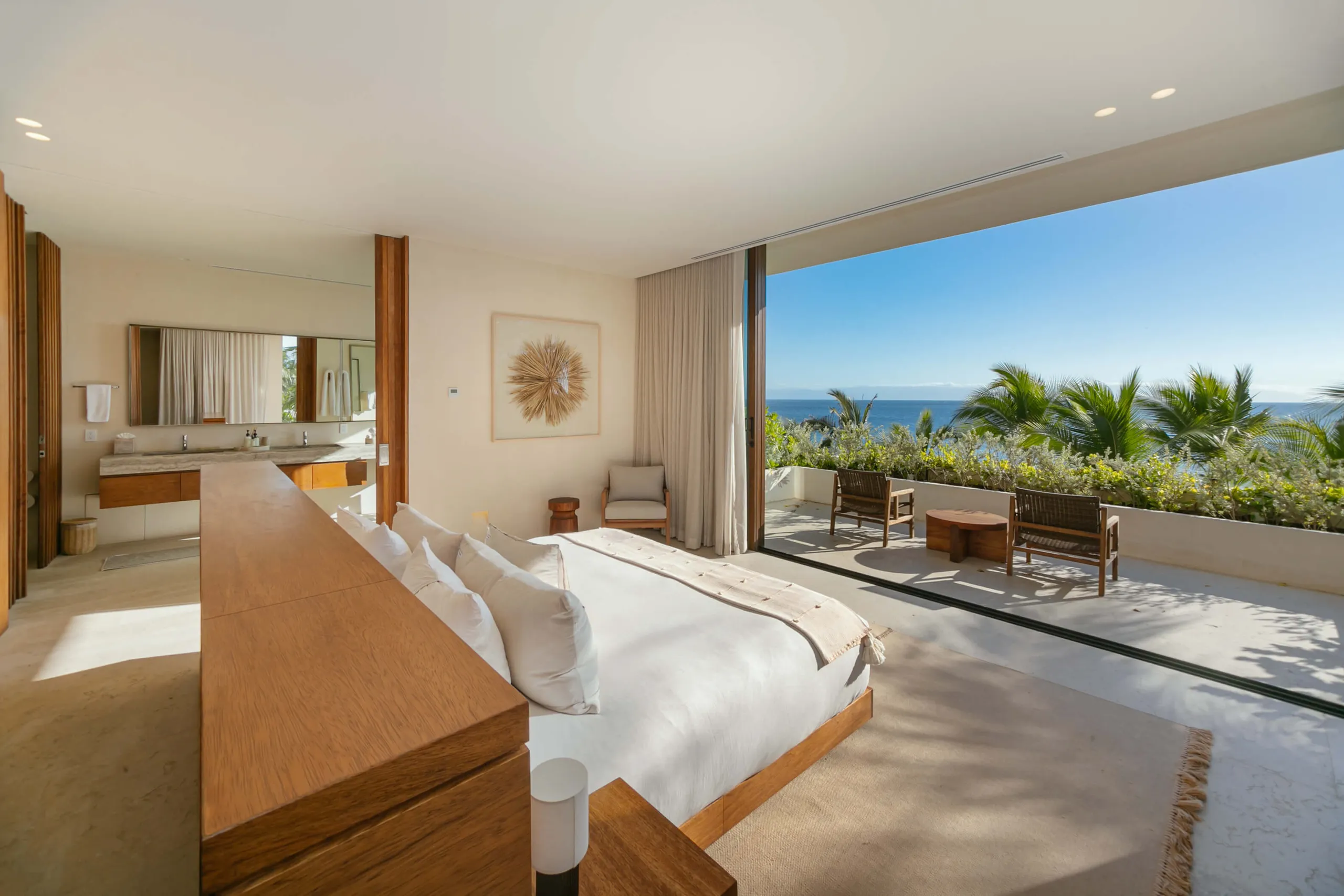 Sophisticated Beachfront Villa with Infinity Pool and Ocean Views — photograph 12
