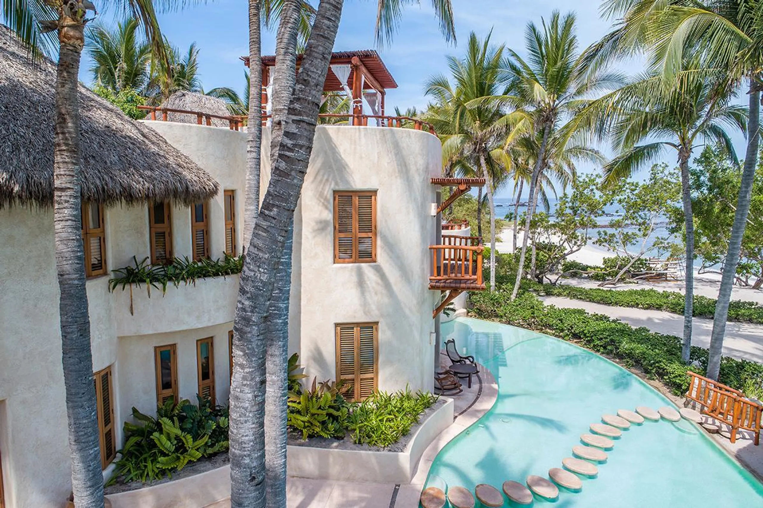 El Banco Beach Front Estate with Grand Infinity Pool and Panoramic Ocean Views — photograph 4