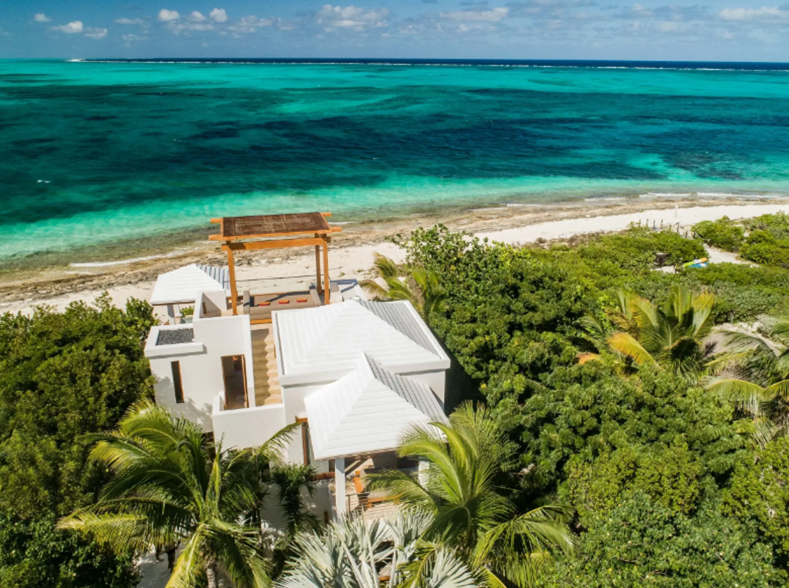 Captivating Beach Retreat with Artistic Vibes and Private Pool — photograph 4