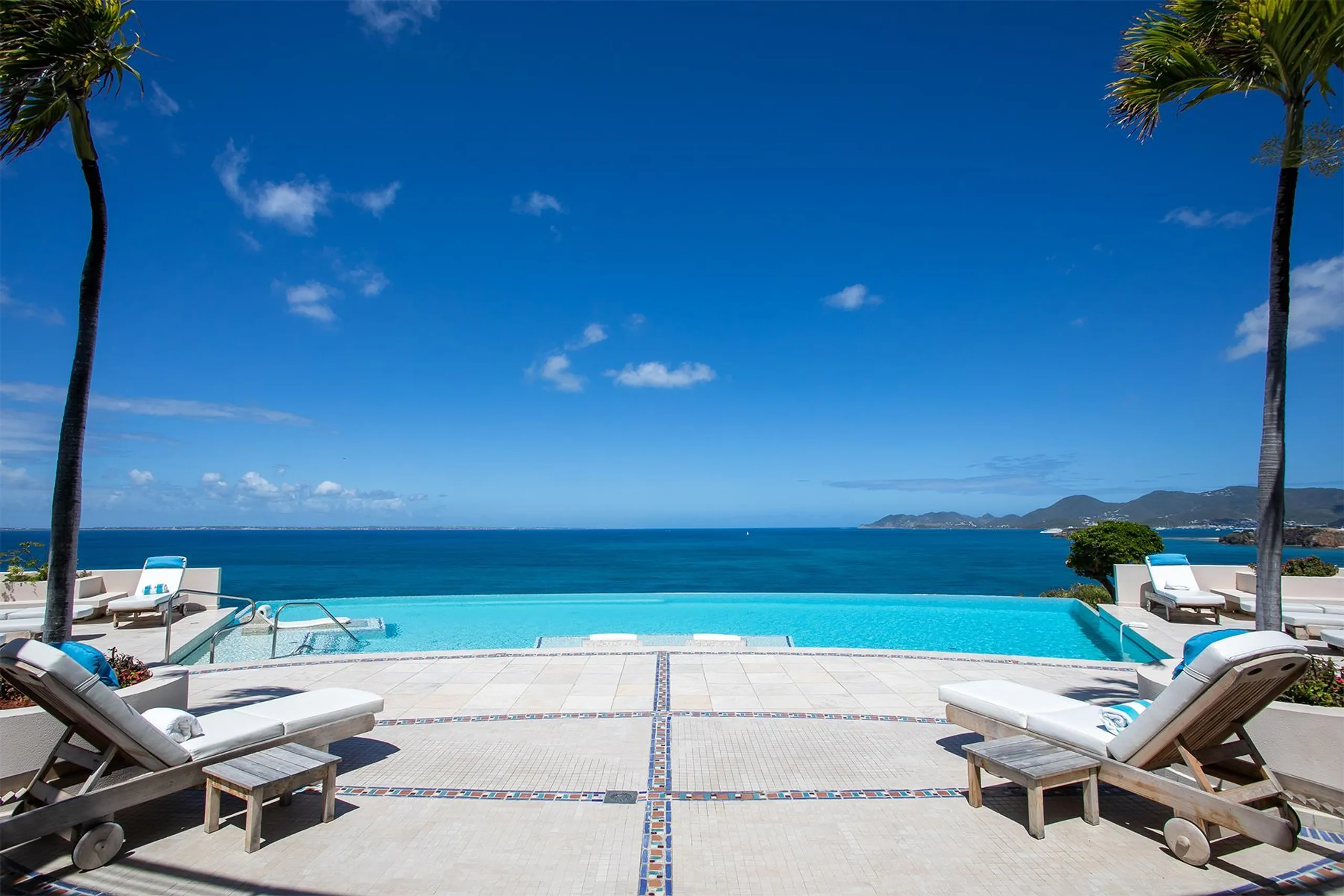 Clifftop Grand Compound with Infinity Pool and Panoramic Views  in St. Martin — photograph 4