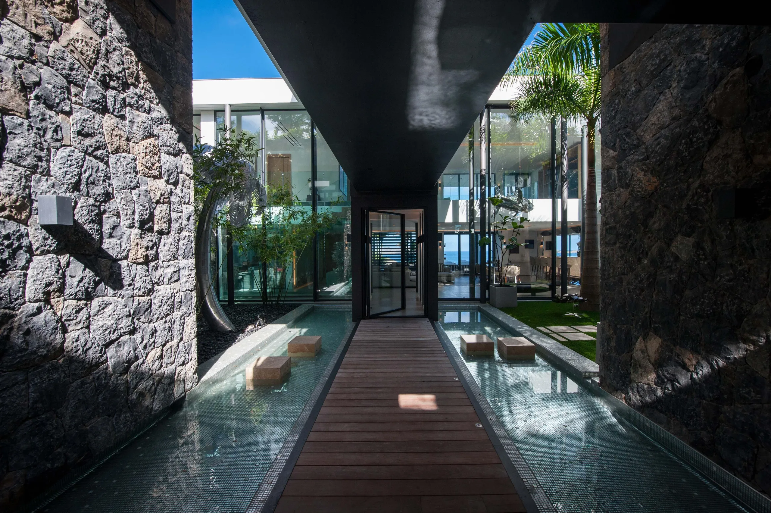 Contemporary Architectural St Jean Estate with Infinity Pool and Amazing Views — photograph 10