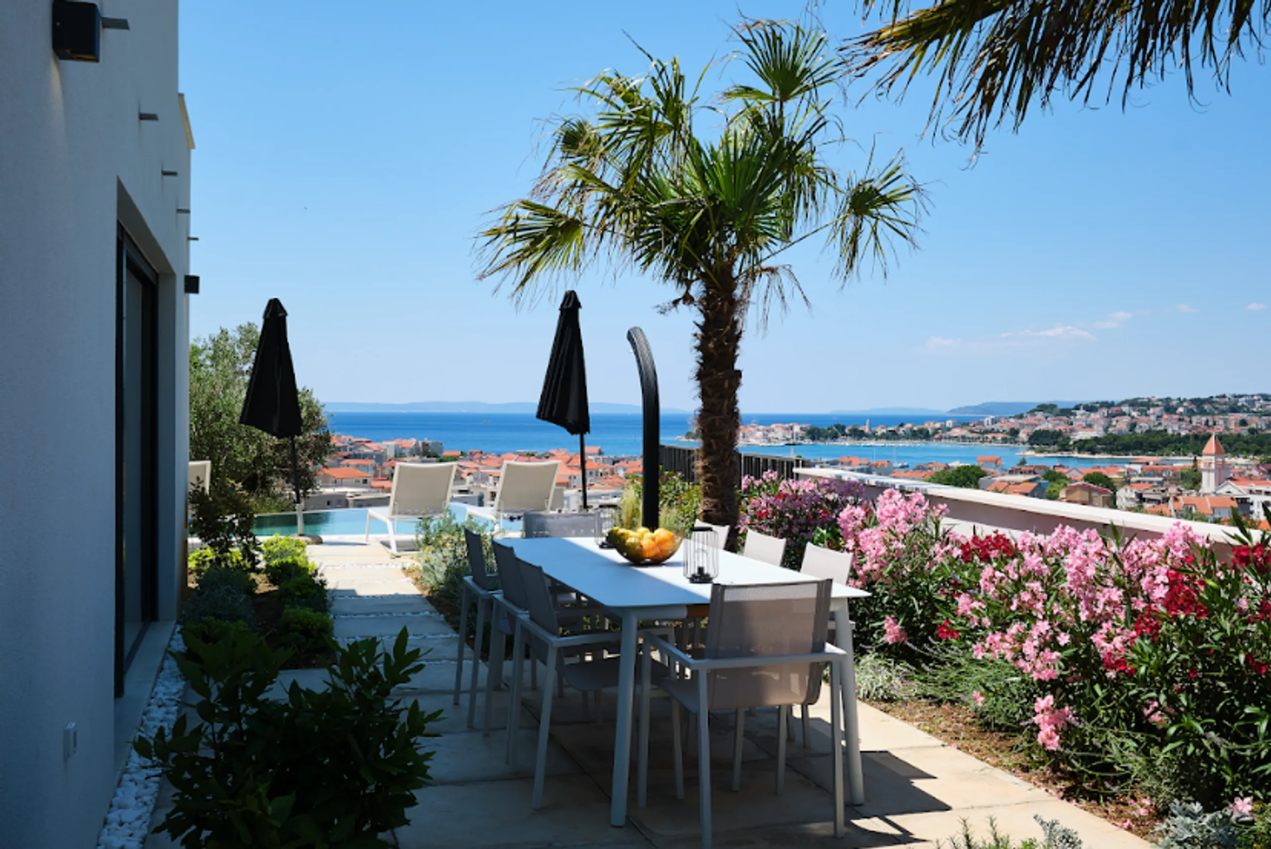 Exquisite Luxury Villa with Mountain View, and Ocean Overlook — photograph 4