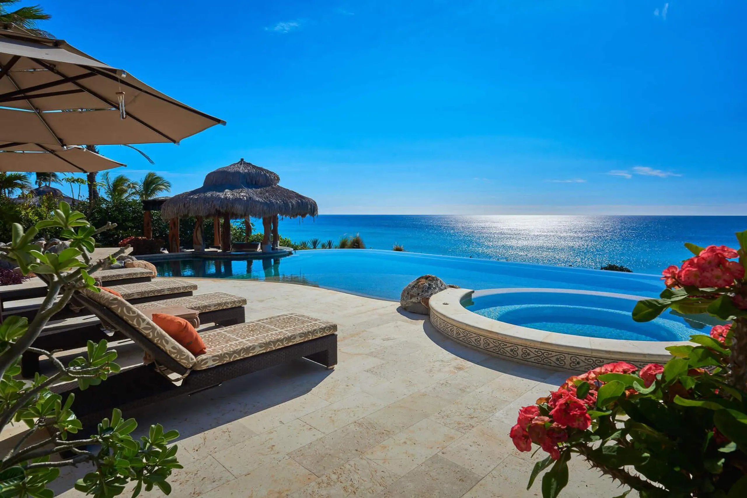 Timeless Oceanfront Haven with Infinity Edge Pool in the Heart of Cabo — photograph 4