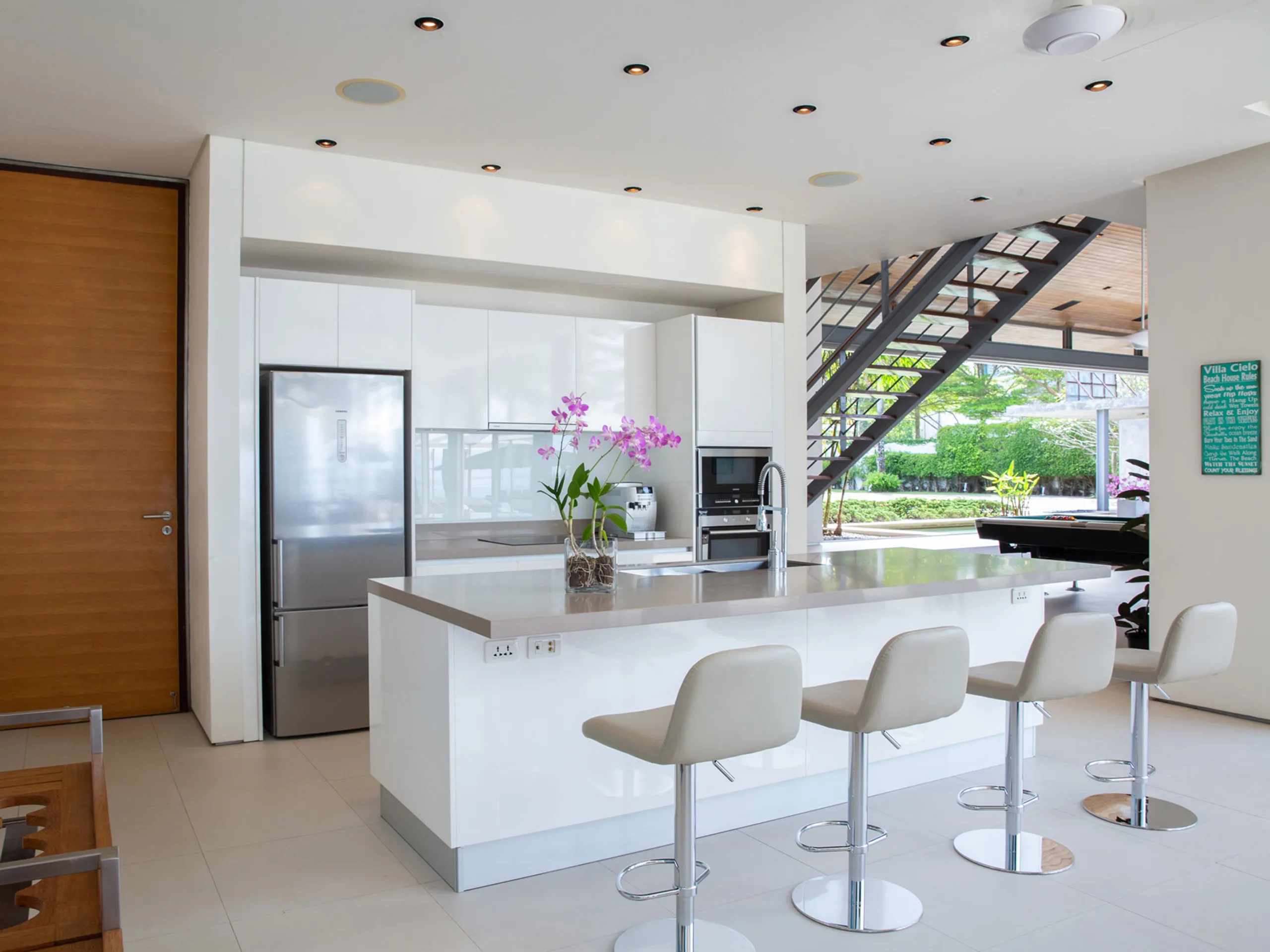 Captivating Coastal Retreat with Infinity Pool — photograph 12