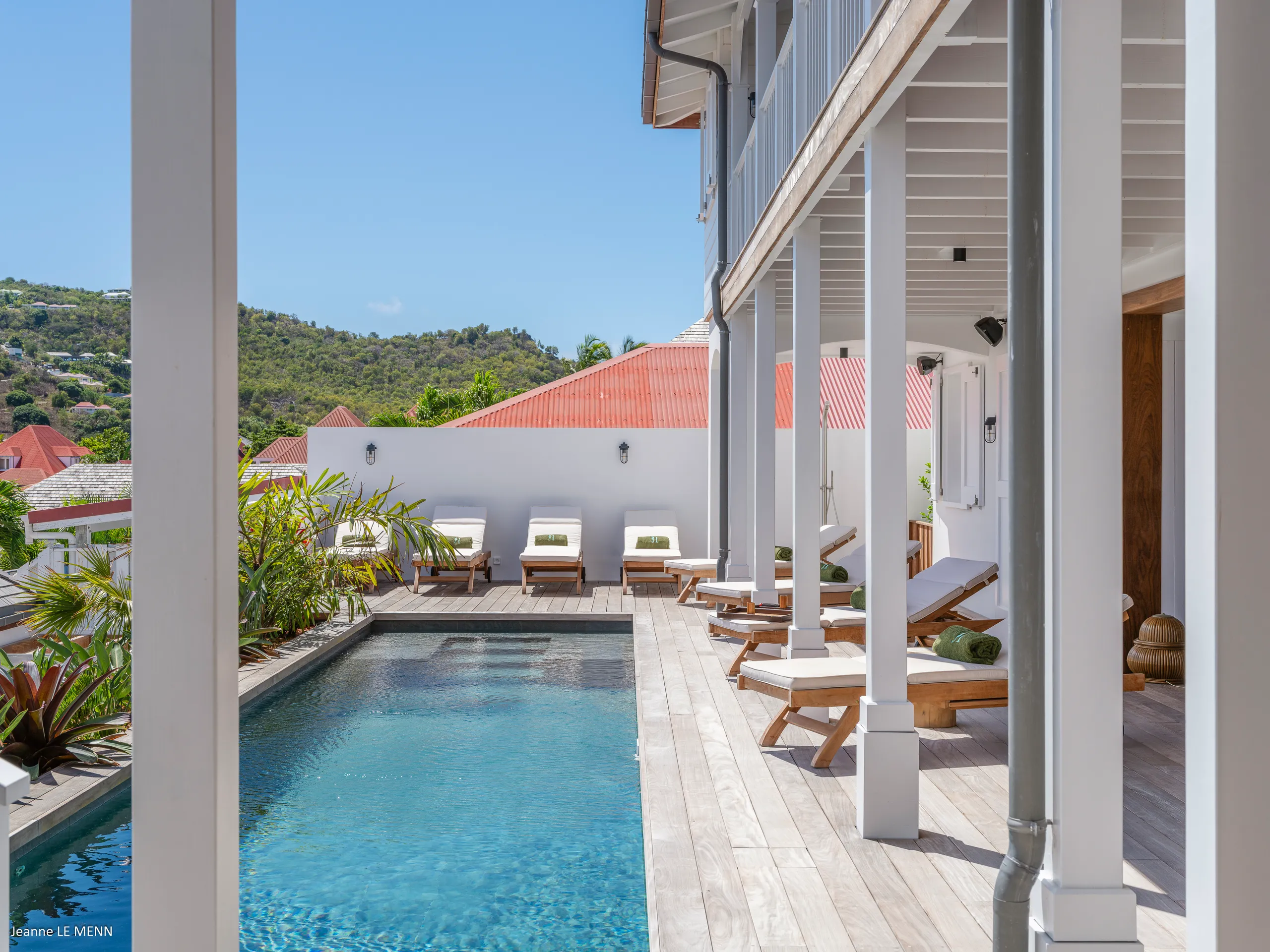 Modern Harbor-View Villa with Terrace, Pool & Airy Living Spaces — photograph 4