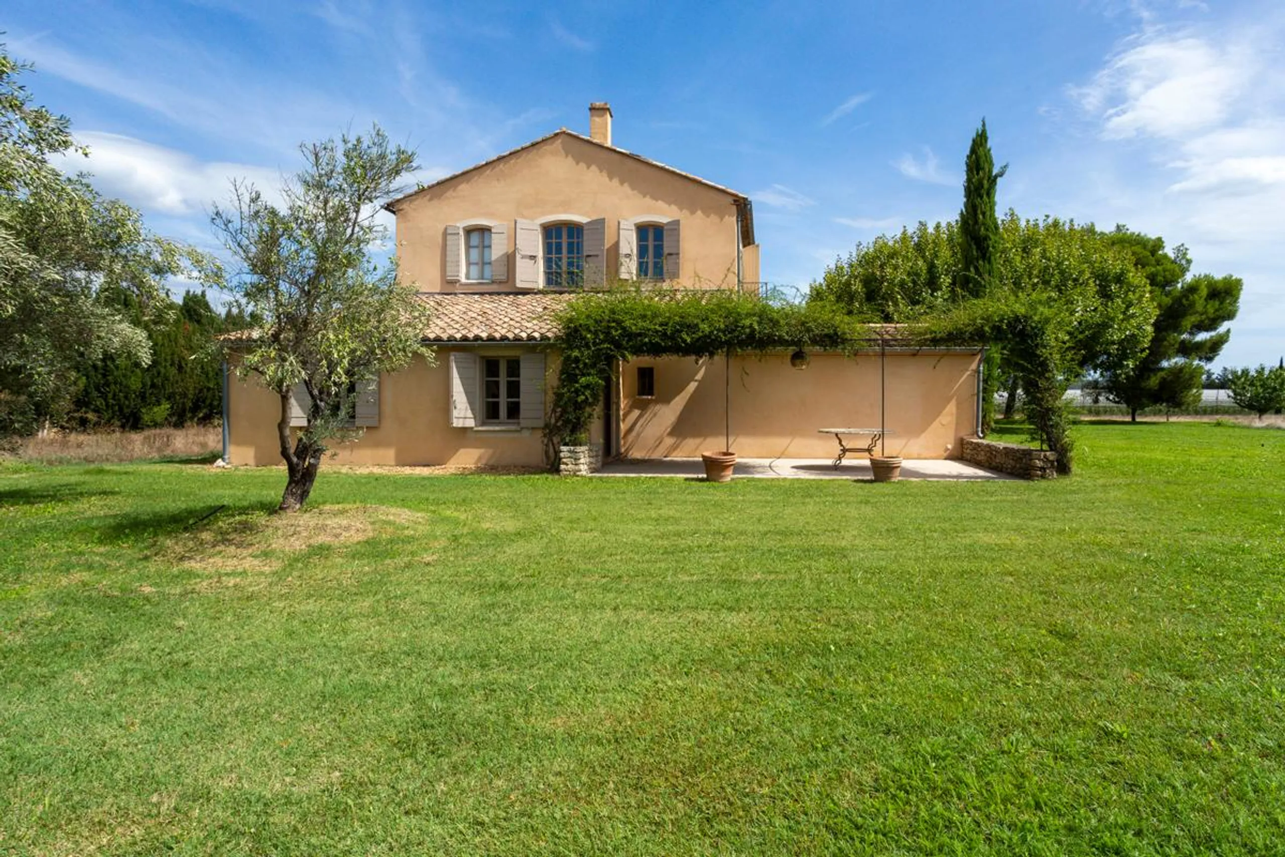 Traditional Villa with Private Pool Surrounded by Gardens — photograph 5