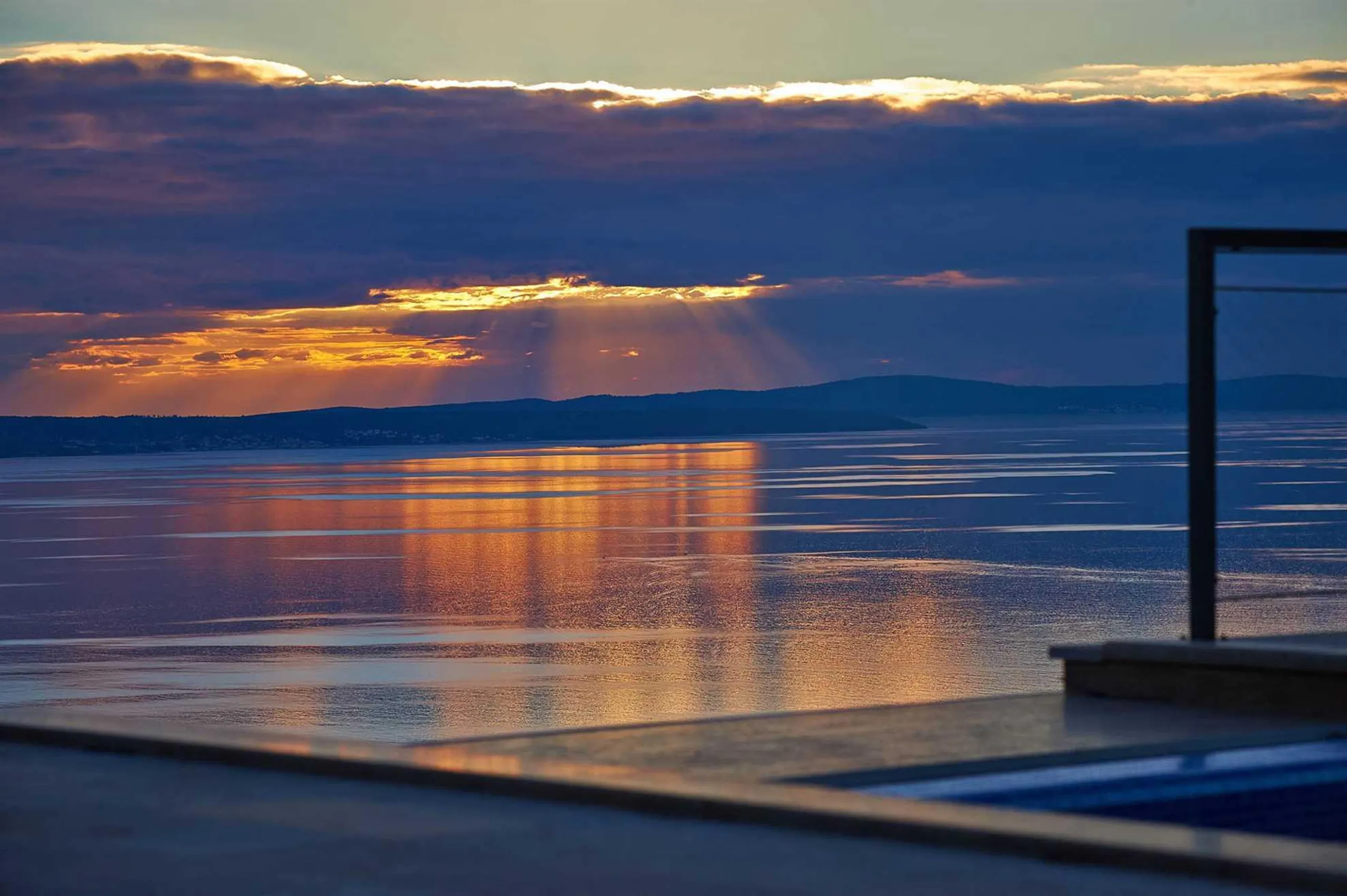 Opulent Villa with Infinity Pool, Saunas, Gym and Panoramic Sea Views — photograph 2