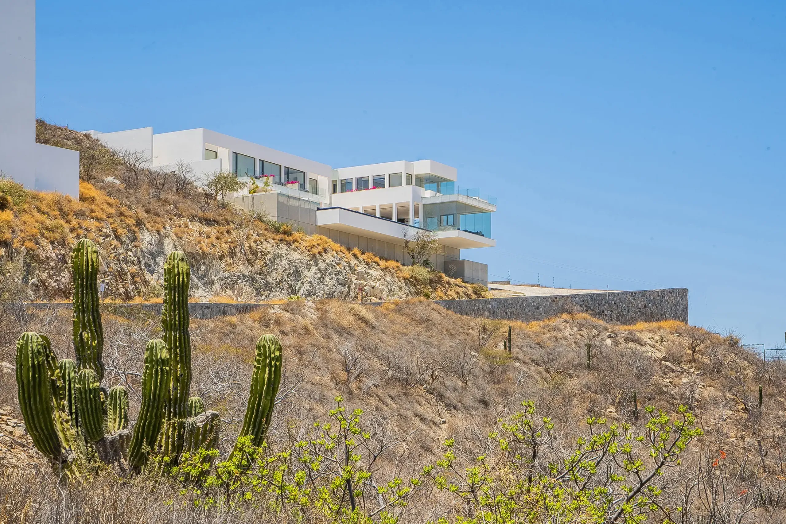 Modern Contemporary Luxe Villa with Infinity Pool and Panoramic Ocean Views — photograph 3