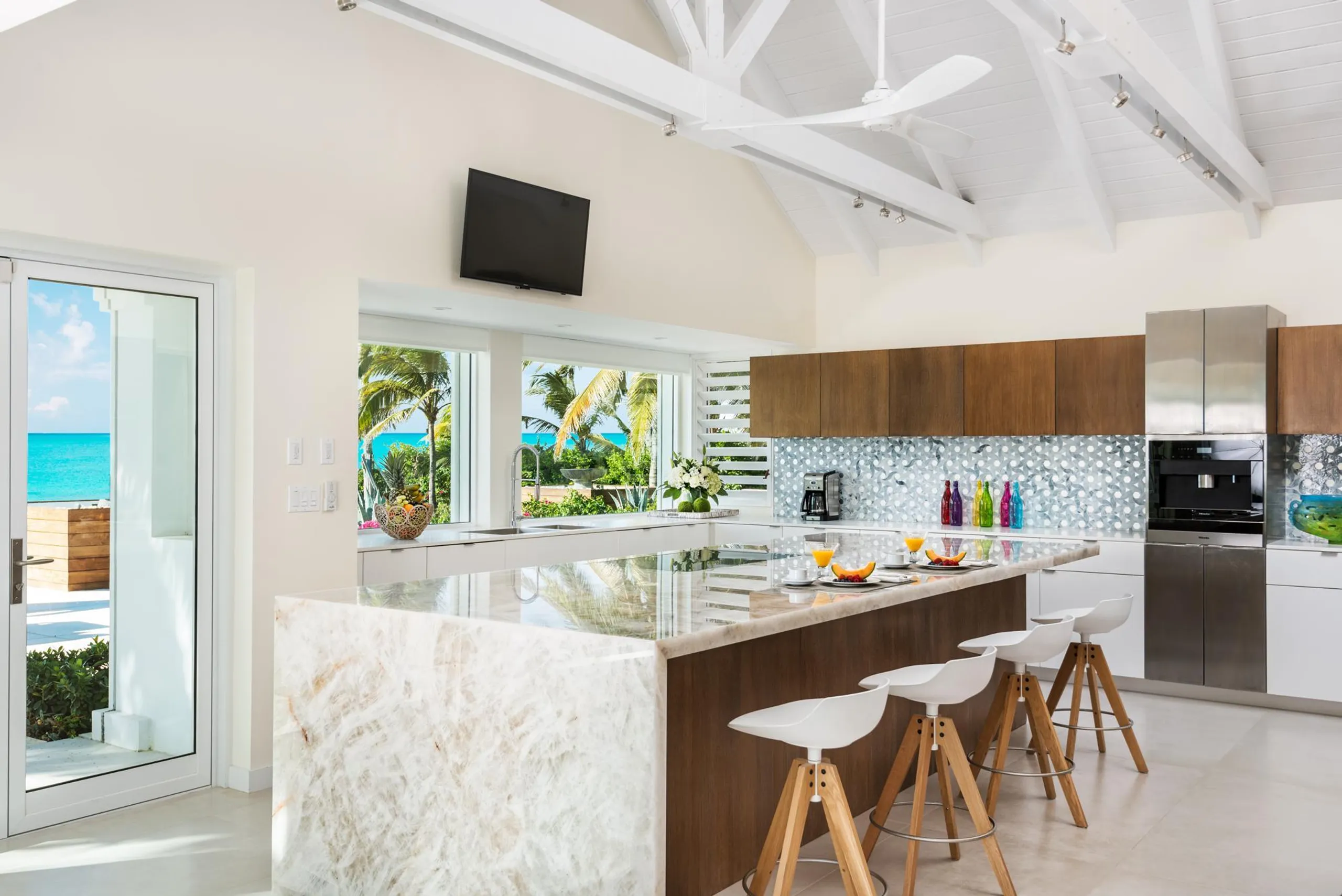 Sun, Sand, and Relaxation at a Luxe Waterfront Haven in Turks and Caicos — photograph 9