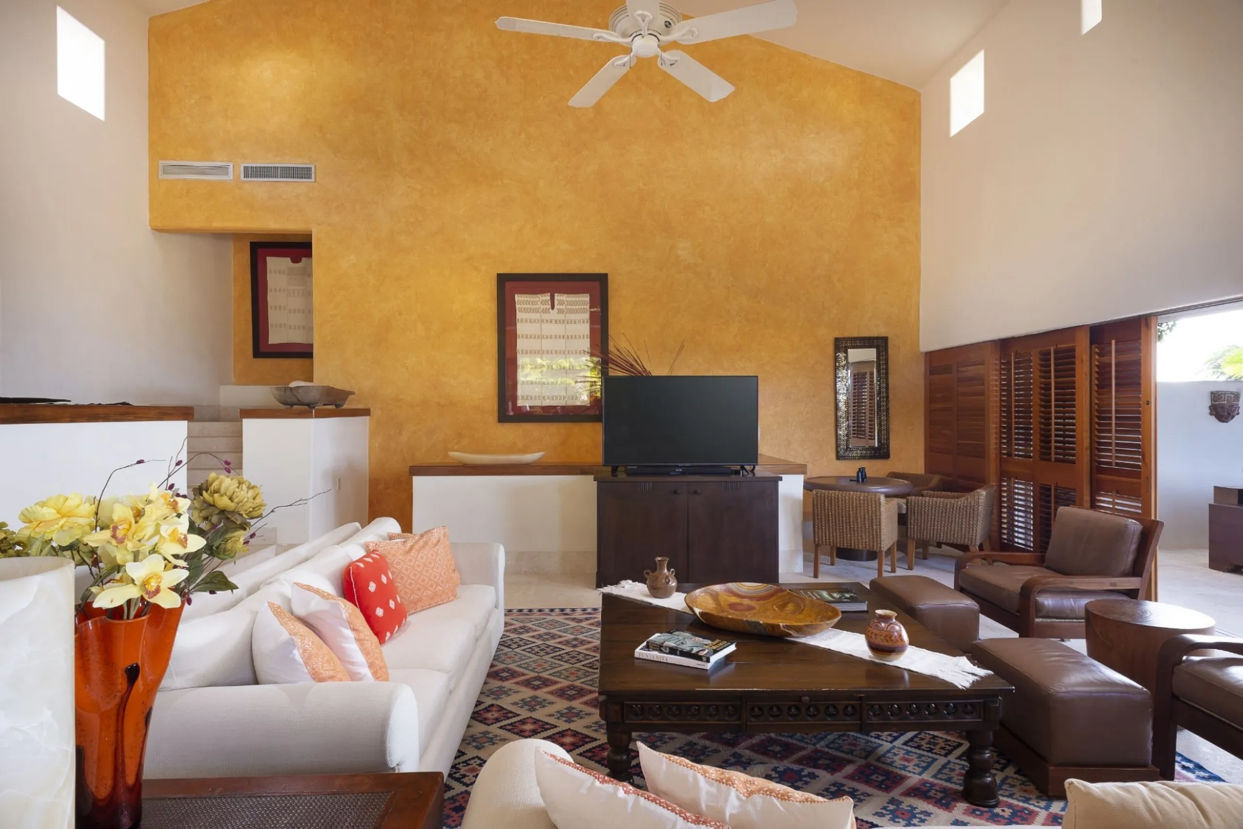 Refined Four-Bedroom Villa with Infinity Pool & Panoramic Ocean Views — photograph 11