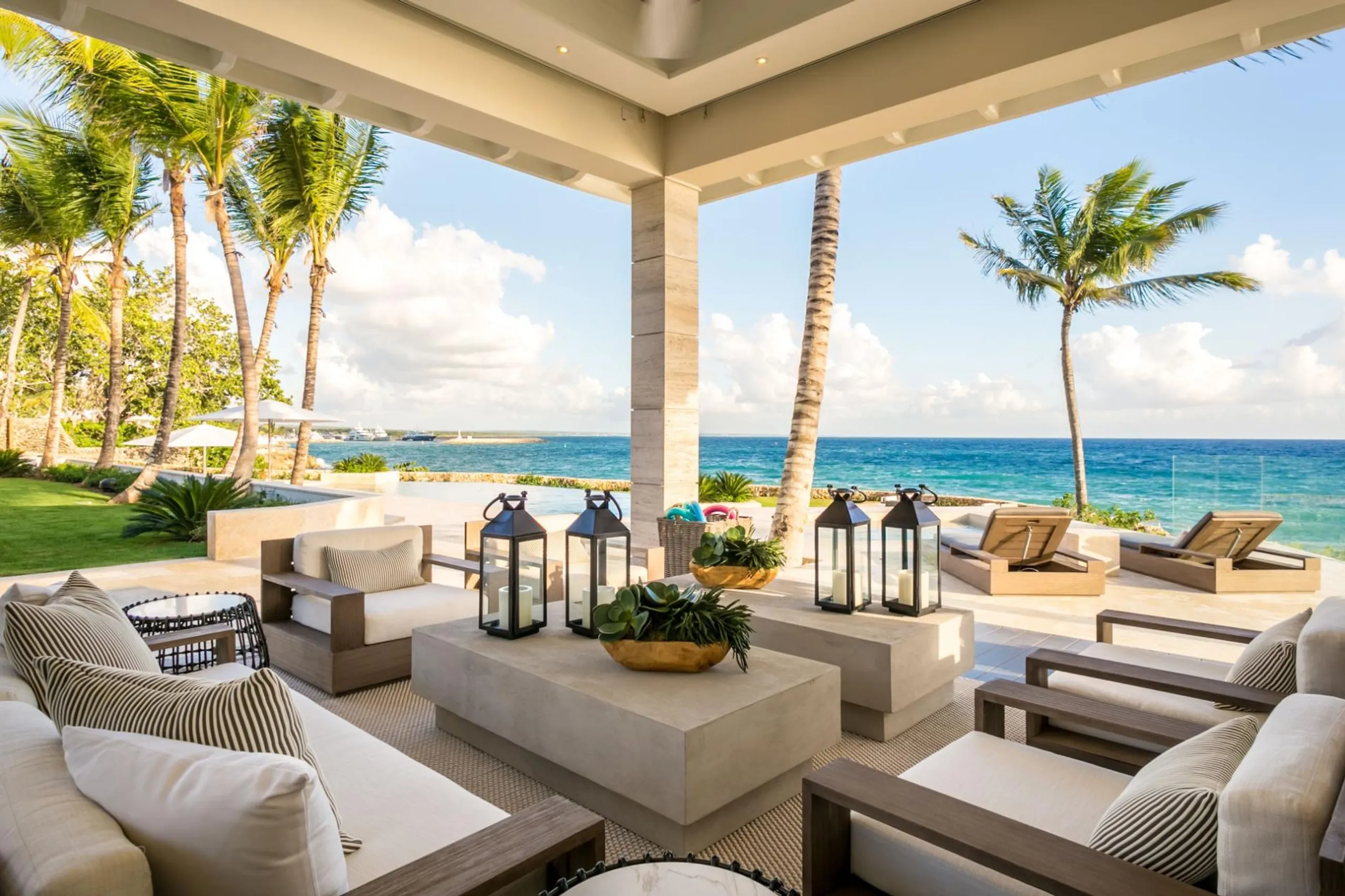 Beach-front Caribbean luxury Villa with Infinity Pool & Ocean Views — photograph 2