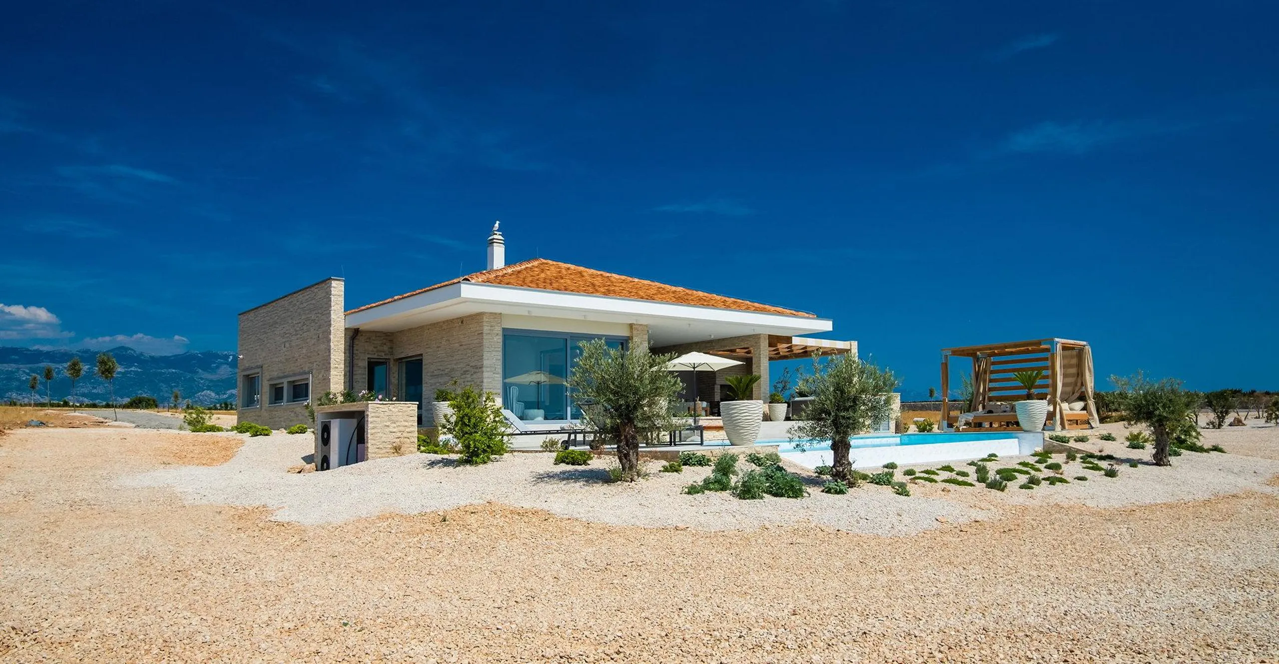Lavish Villa Haven in Novalja with Infinity Pool and Spectacular Views — photograph 8