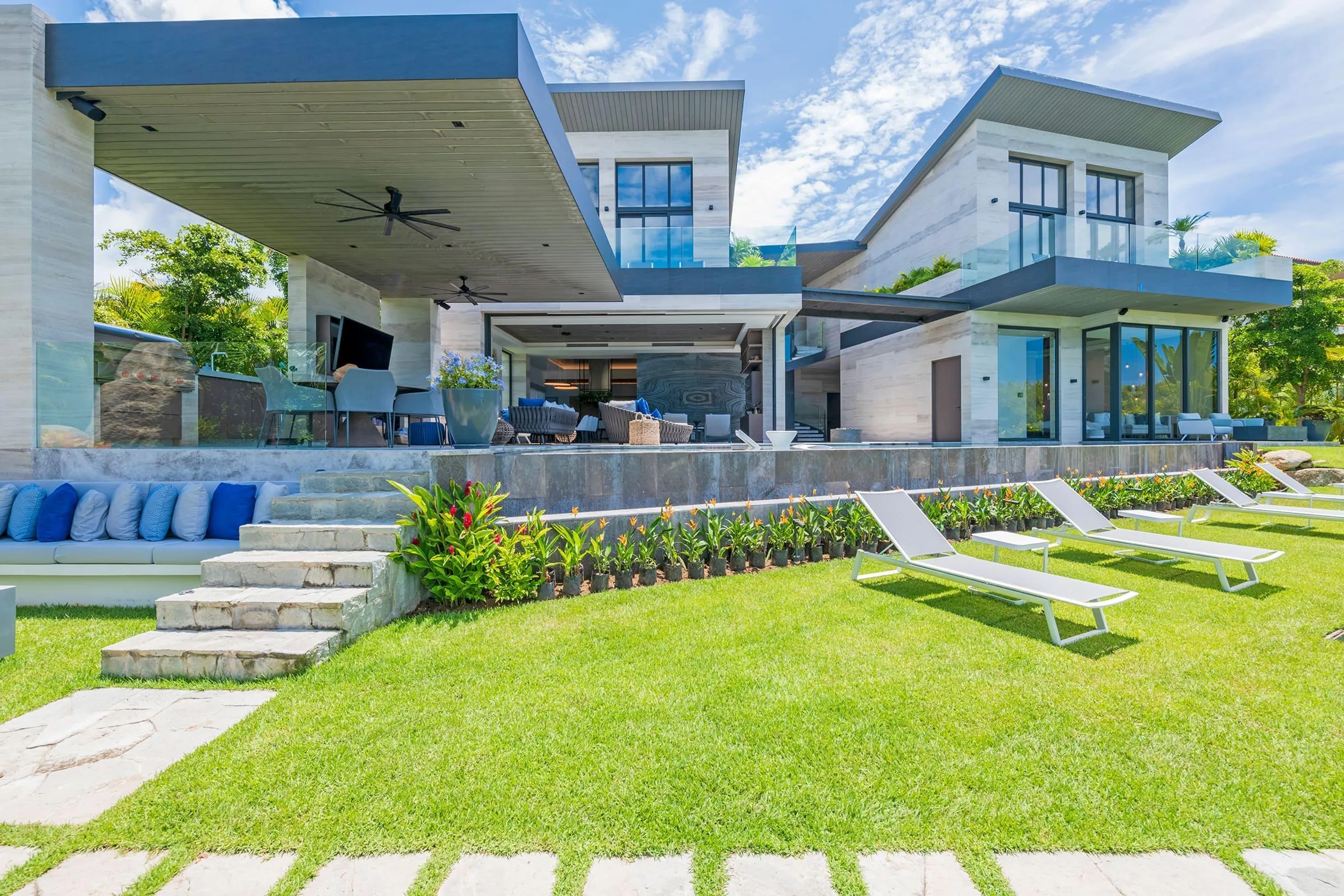 Iyari Exclusive Luxury Villa with Infinity Pool and Stunning Views — photograph 3